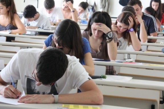 Alumnes gironins fent una de les proves de la selectivitat, aquest dimecres a la Facultat de Dret de la Universitat de Girona.