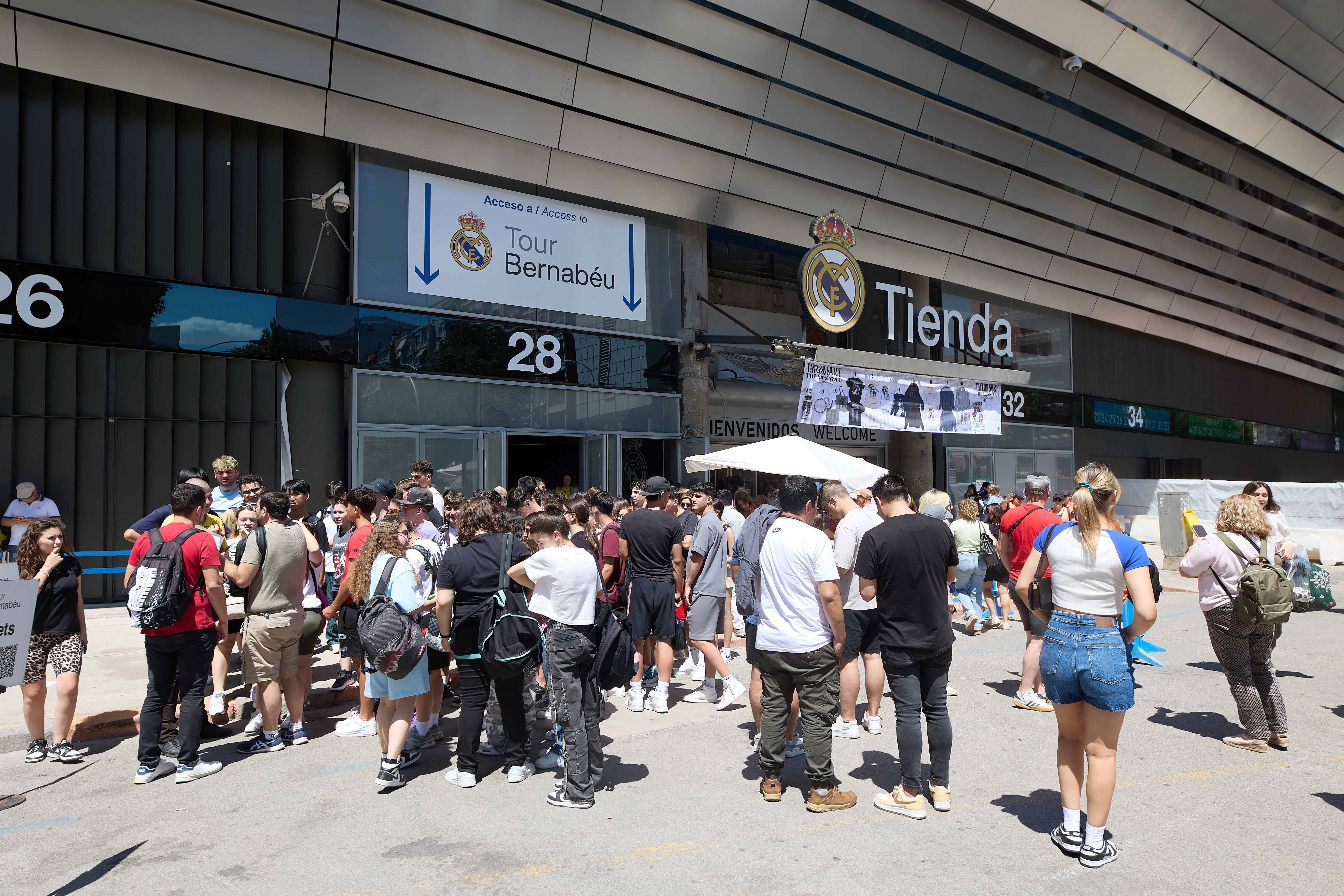 Fans a les portes del Santiago Bernabéu, coincidint amb un concert de Taylor Swift