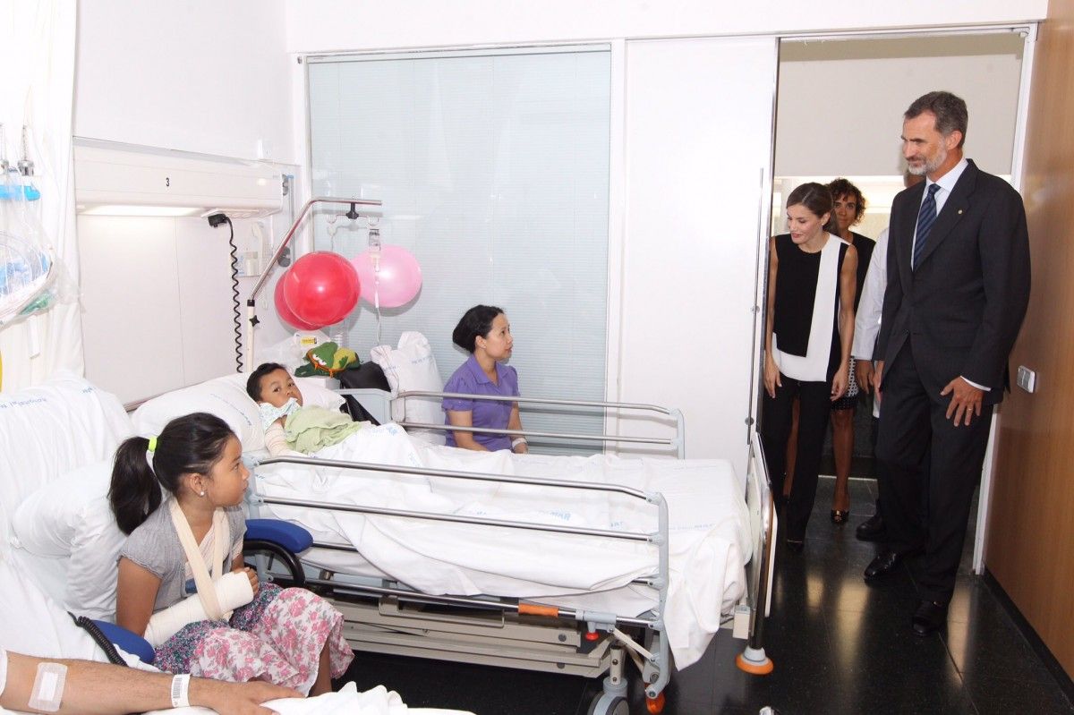 El rei Felip VI saluda a l'Hospital del Mar algunes de les víctimes de l'atemptat