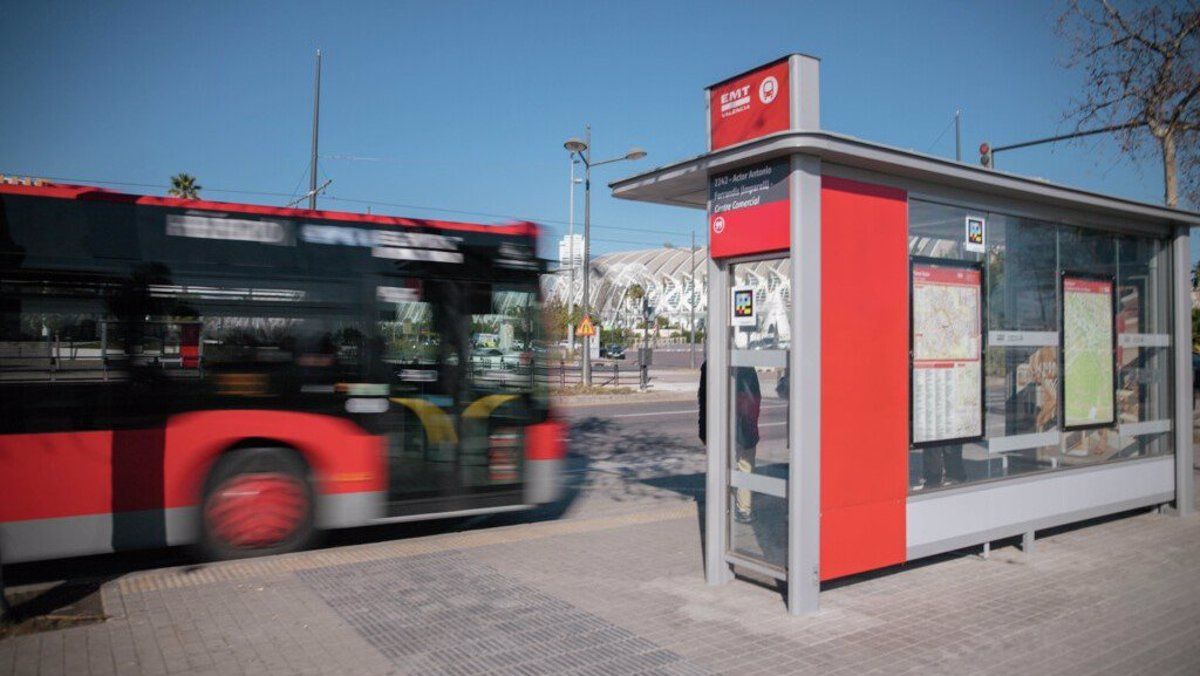 Una parada d'autobús de l'EMT a València