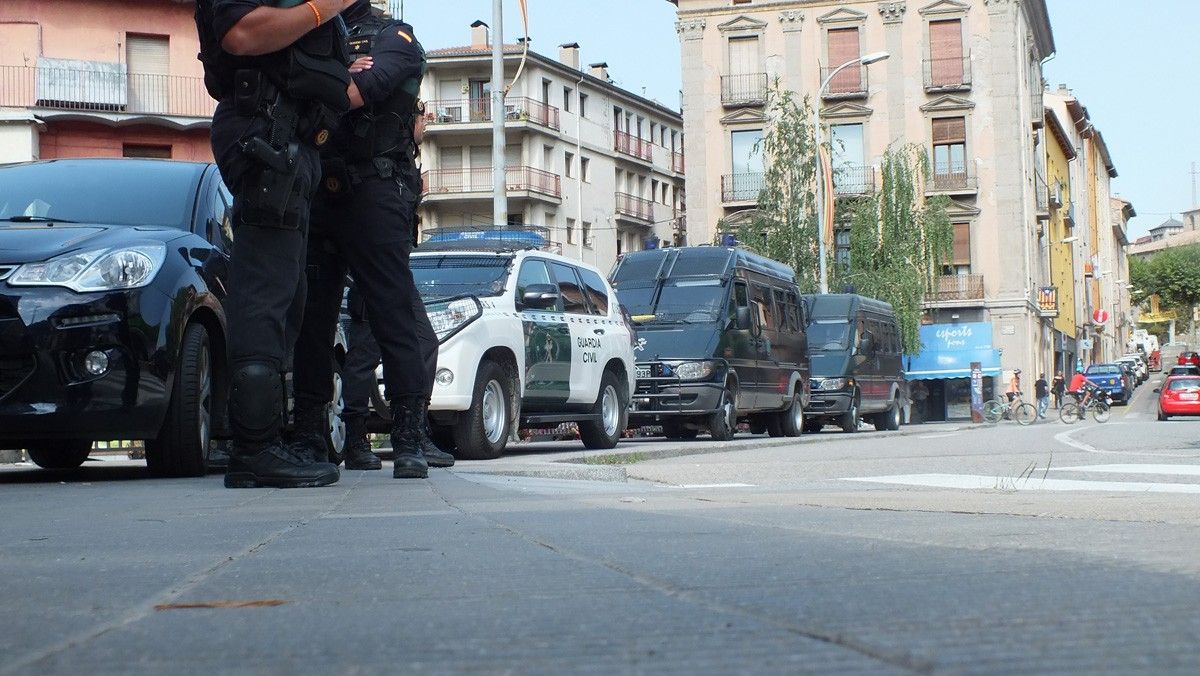 Furgones i vehicles de la Guàrdia Civil a Ripoll