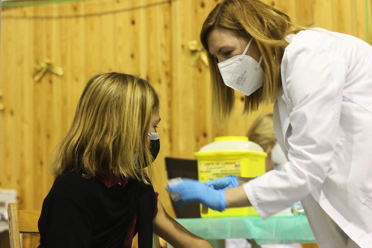 Una nena rep la vacuna contra la Covid a Tarragona