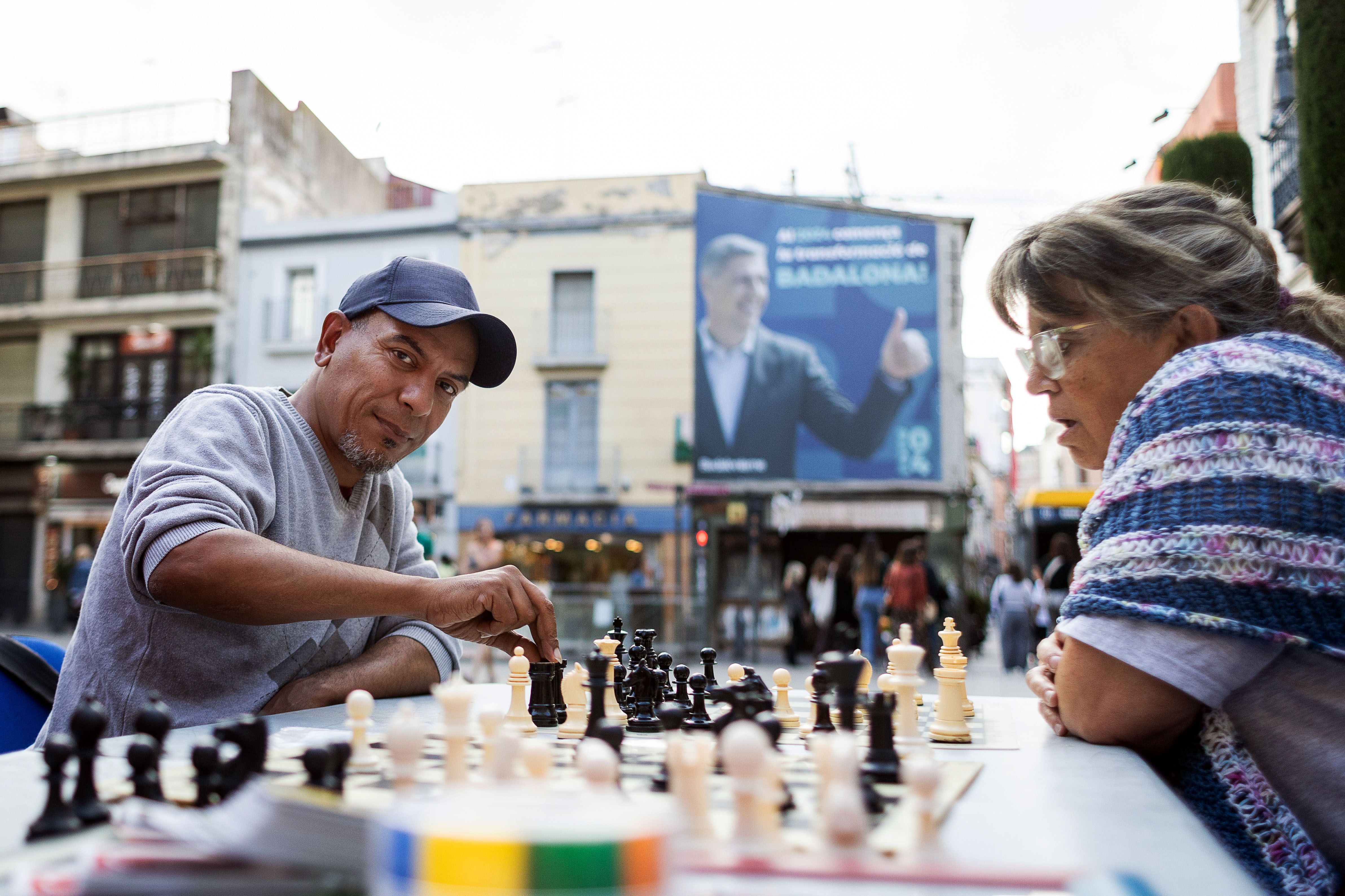 El Douniane, veí badaloní sense llar, juga a escacs a la plaça de la Vila