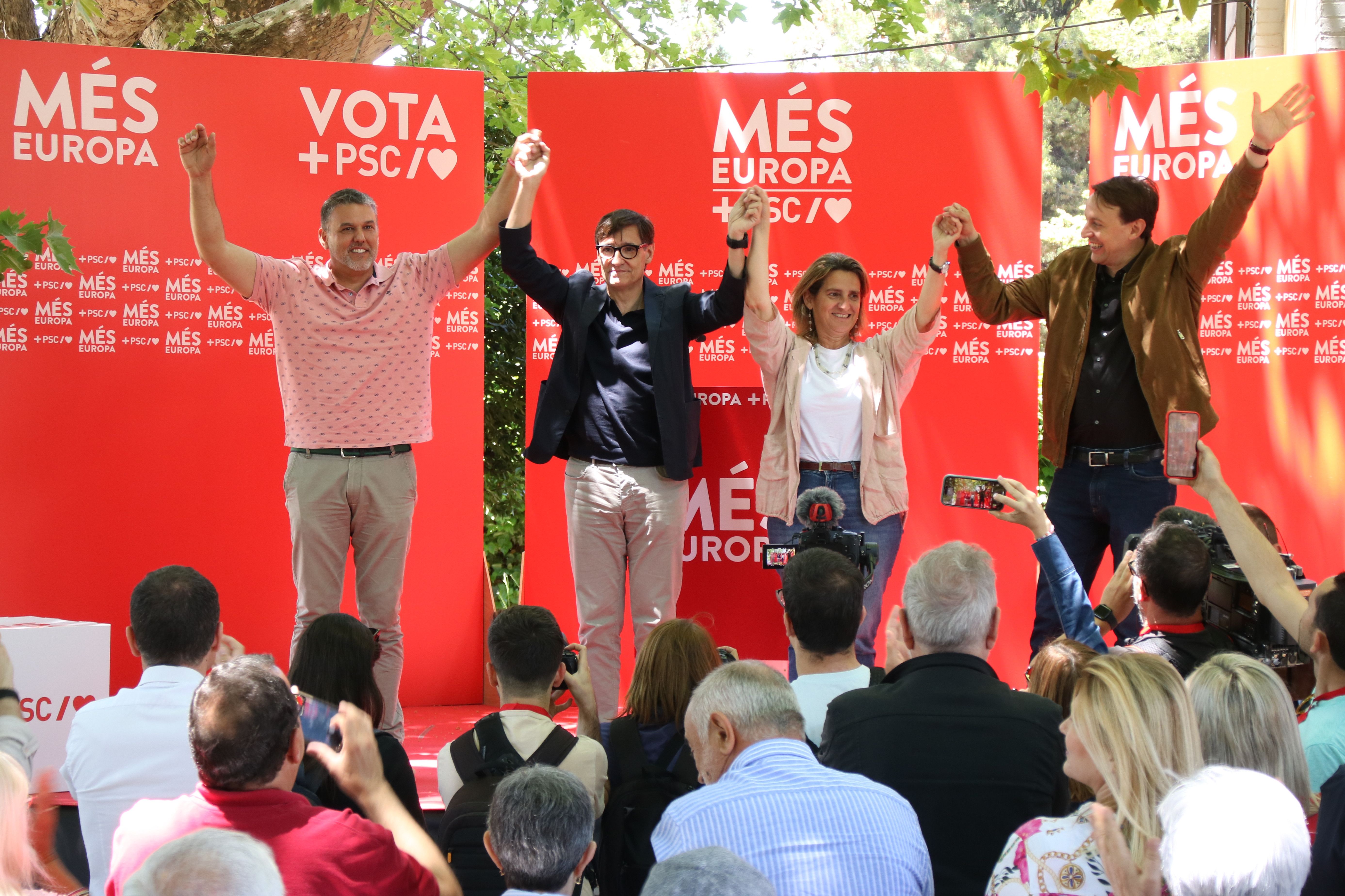 La candidata del PSOE a les eleccions europees, Teresa Ribera, amb el primer secretari del PSC, Salvador Illa, i el candidat del PSC a les europees Javi López