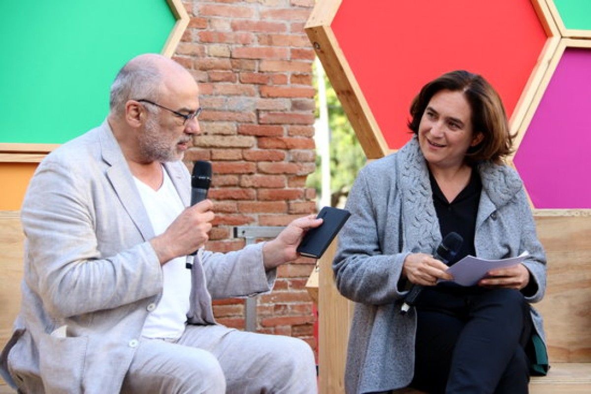 Ada Colau, amb el periodista Guillem Martínez, en l'acte de Barcelona d'aquest dimecres al Poblenou.