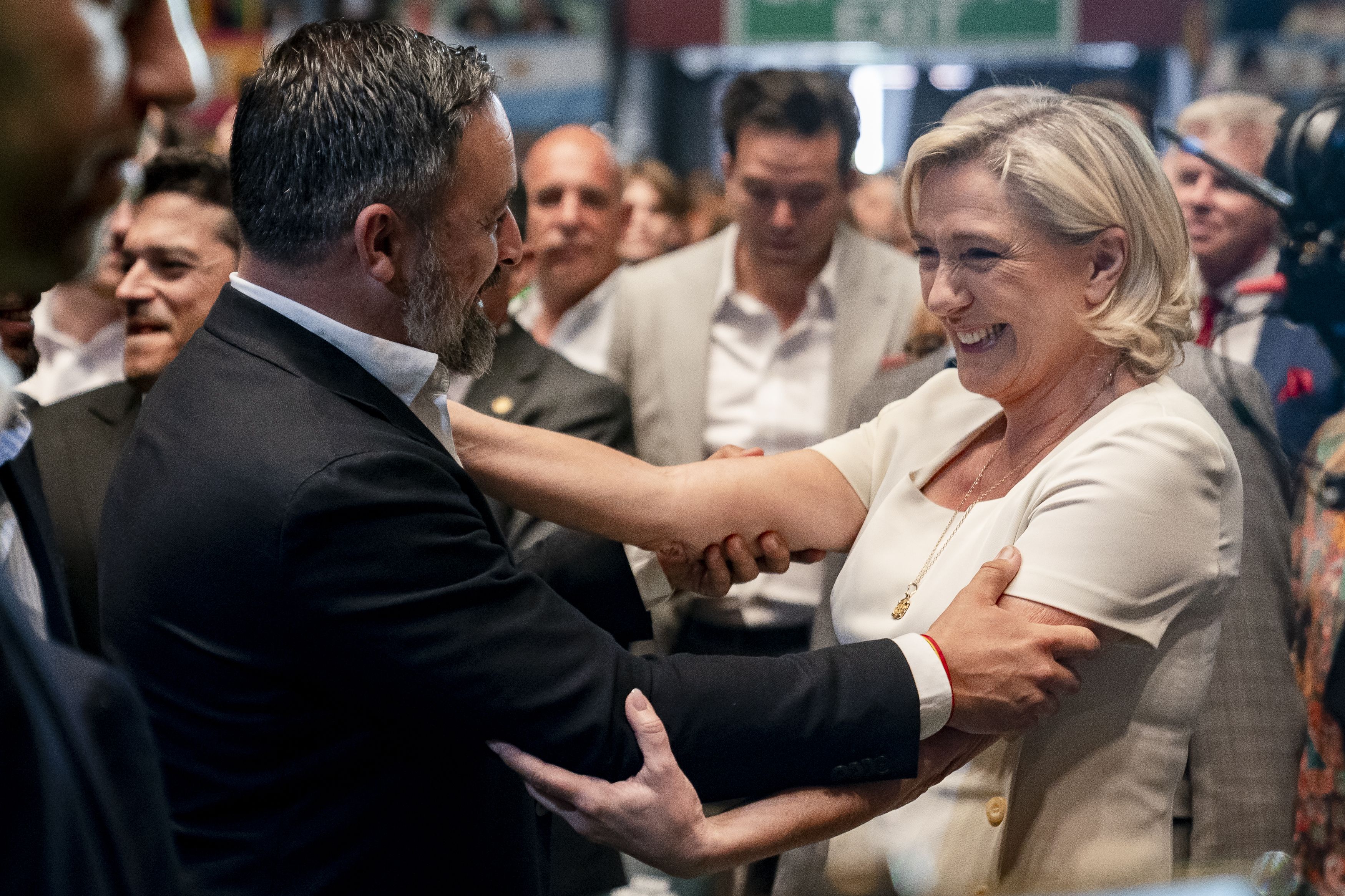 Santiago Abascal i Marine Le Pen s'abracen en un acte recent a Madrid de tota l'extrema dreta europea.