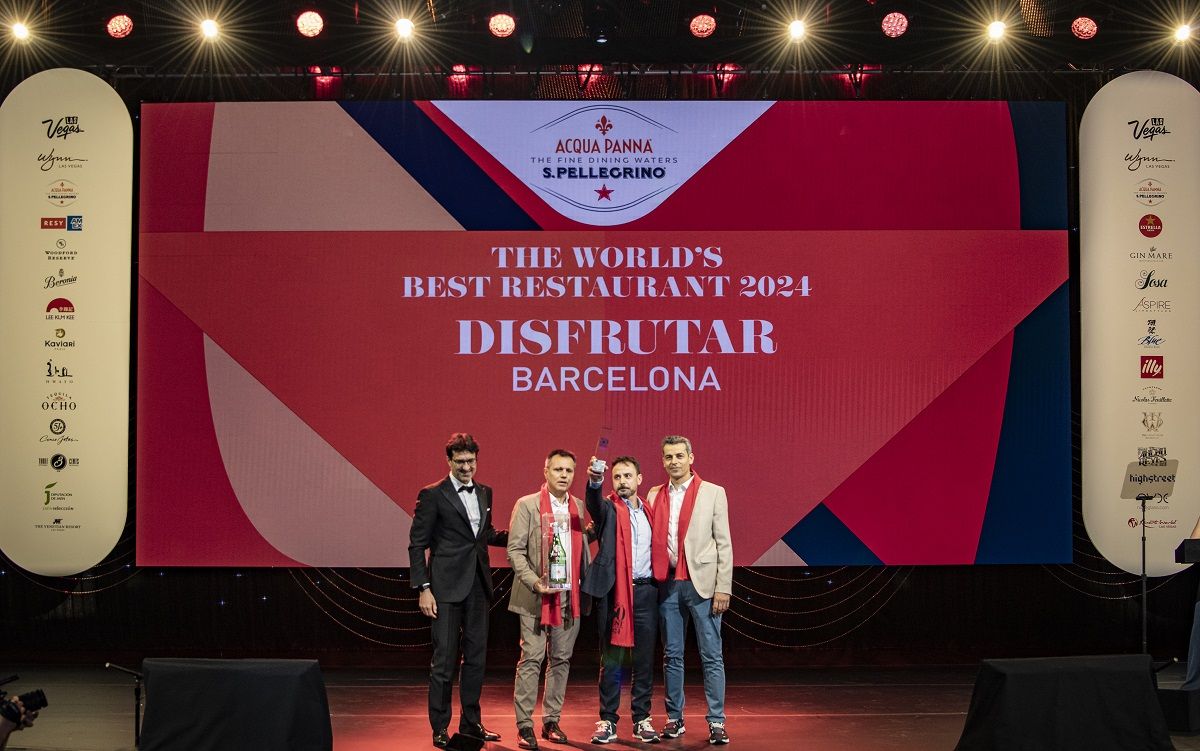 Els xefs del restaurant Disfrutar Eduard Xatruch, Oriol Castro i Mateu Casañas recullen el premi