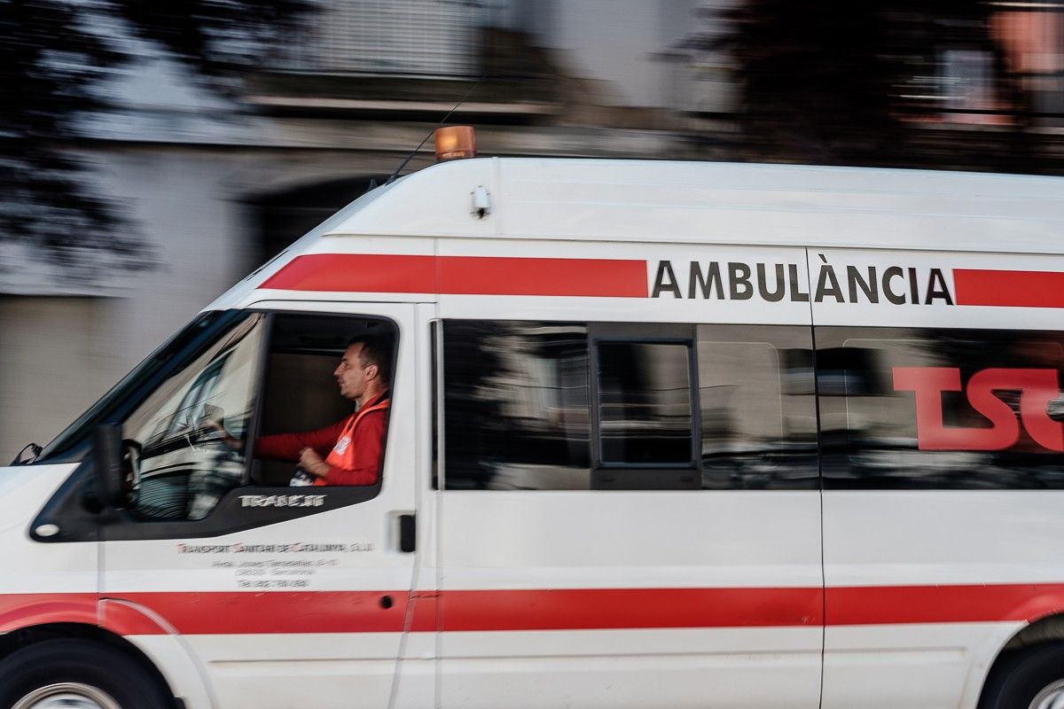 Una ambulància, circulant durant la fase 1.