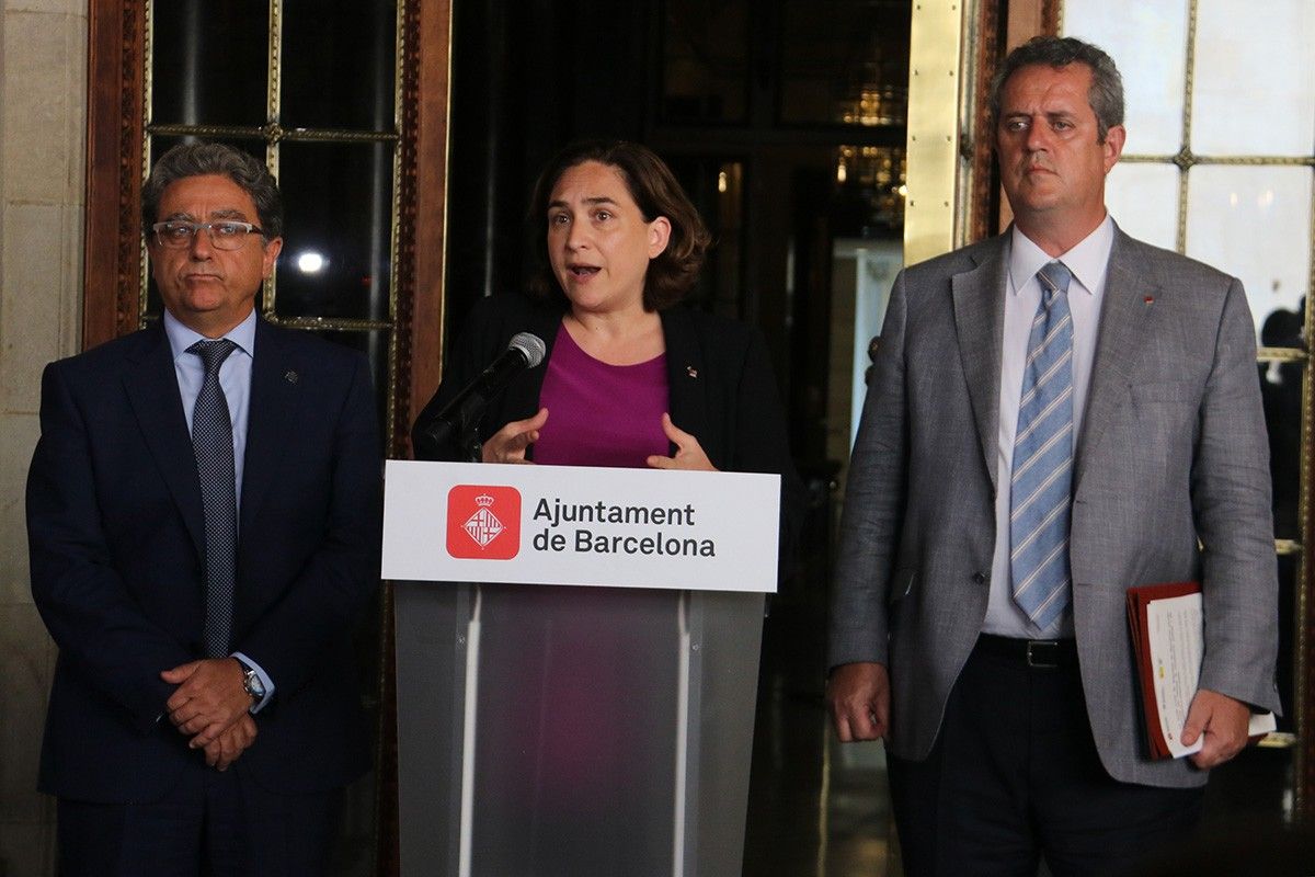 L'alcaldessa Ada Colau amb el conseller Joaquim Forn i el delegat del govern espanyol, Enric Millo