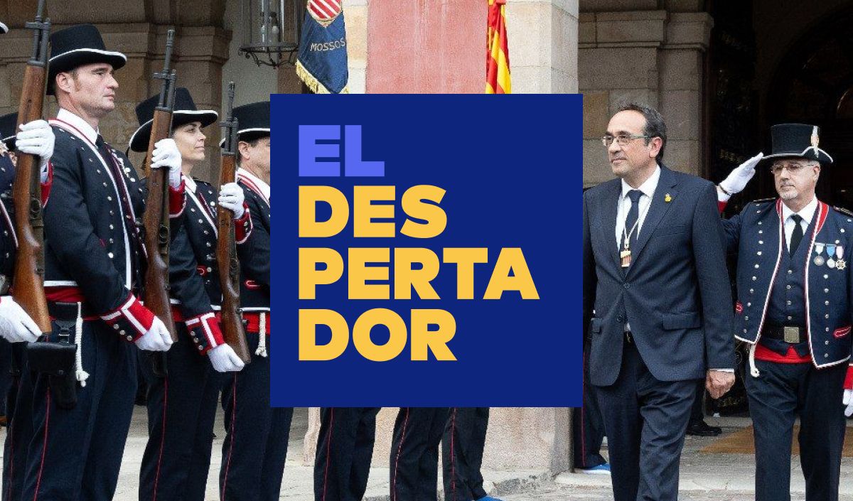Josep Rull passa revista a la guàrdia d'honor dels Mossos davant del Parlament