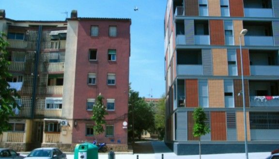 Blocs d'habitatges a Arraona, contrast dels antics i els nous.