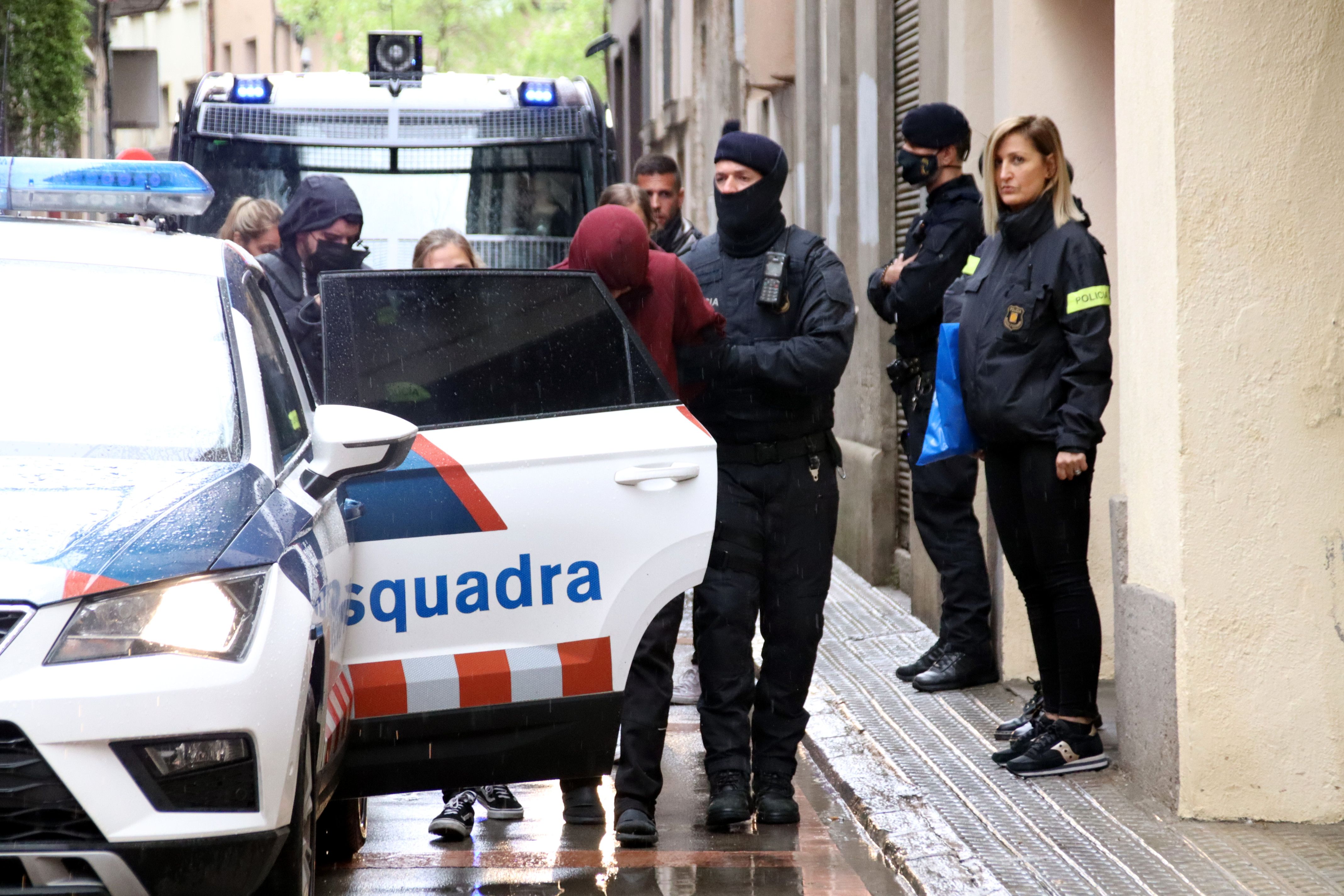 Sortida del detingut després de l'escorcoll dels mossos, el 2021