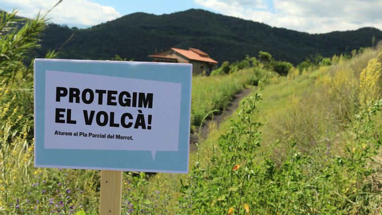 Un cartell de la protesta veïnal contra la urbanització de la falda del Montsacopa