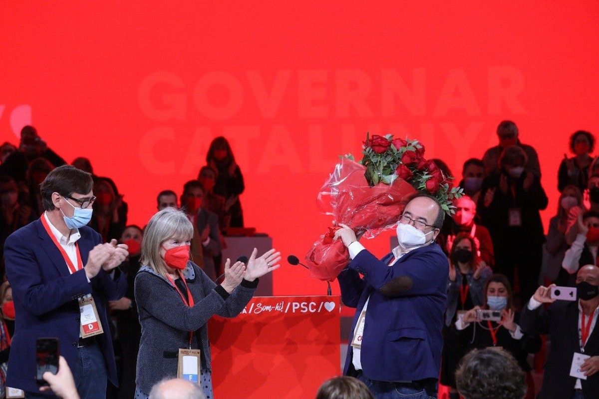 Miquel Iceta, rebent un ram de flors aplaudit per Salvador Illa i Núria Marín