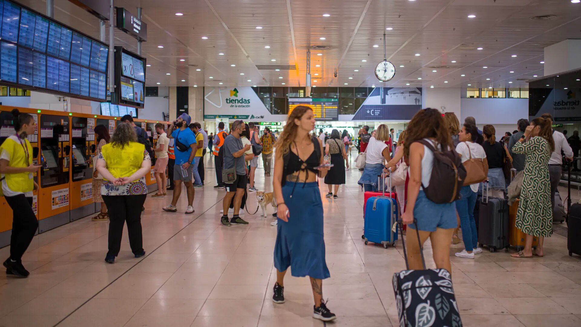 Joves a l'estació de Sants, en una imatge d'arxiu