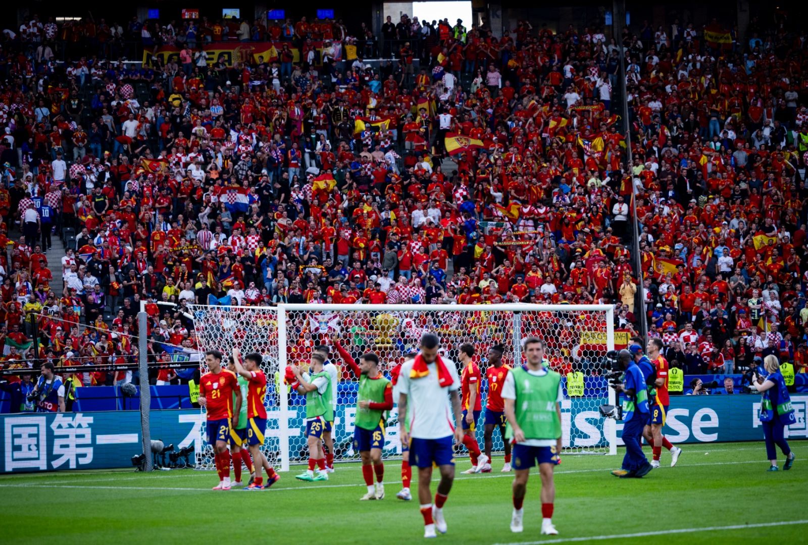 Els futbolistes de la selecció espanyola celebren la victòria contra Cròacia a l'Eurocopa