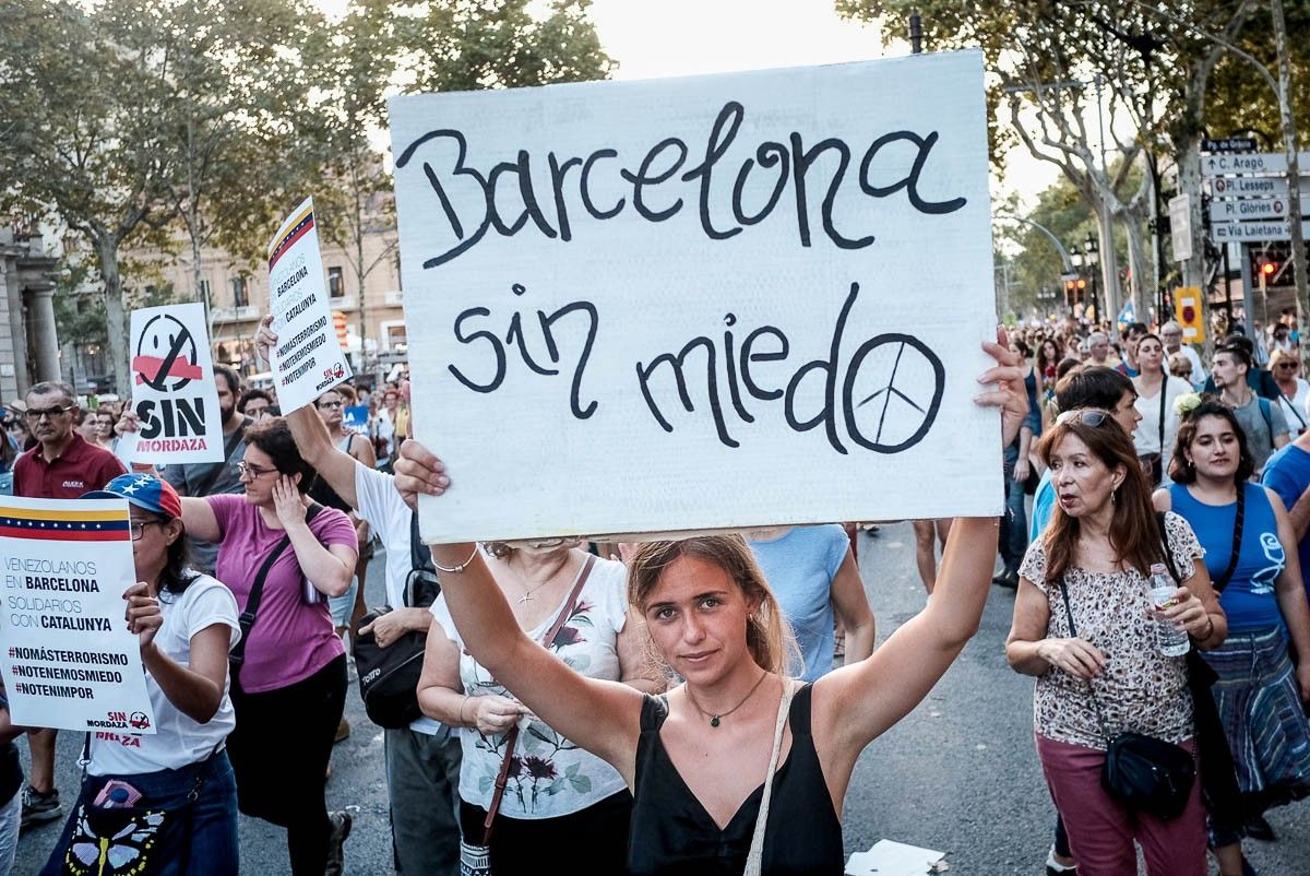 Una noia exhibeix una pancarta durant la manifestació de rebuig al terrorisme