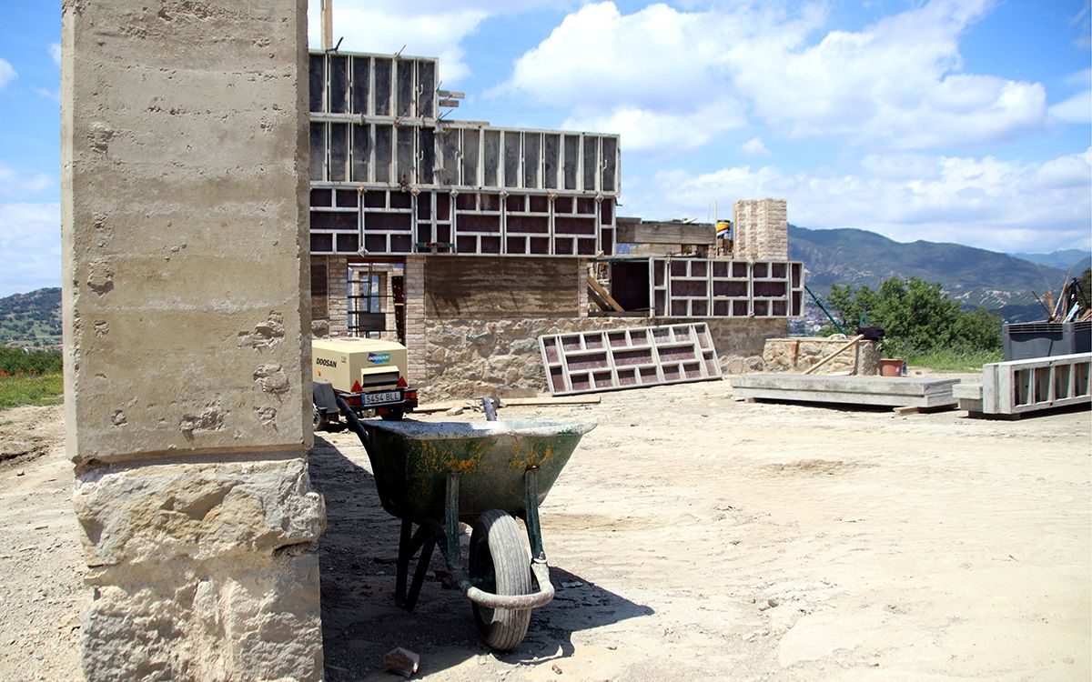 reconstrueixen antic hostal bandolers sant pere torelló habitatge sostenible