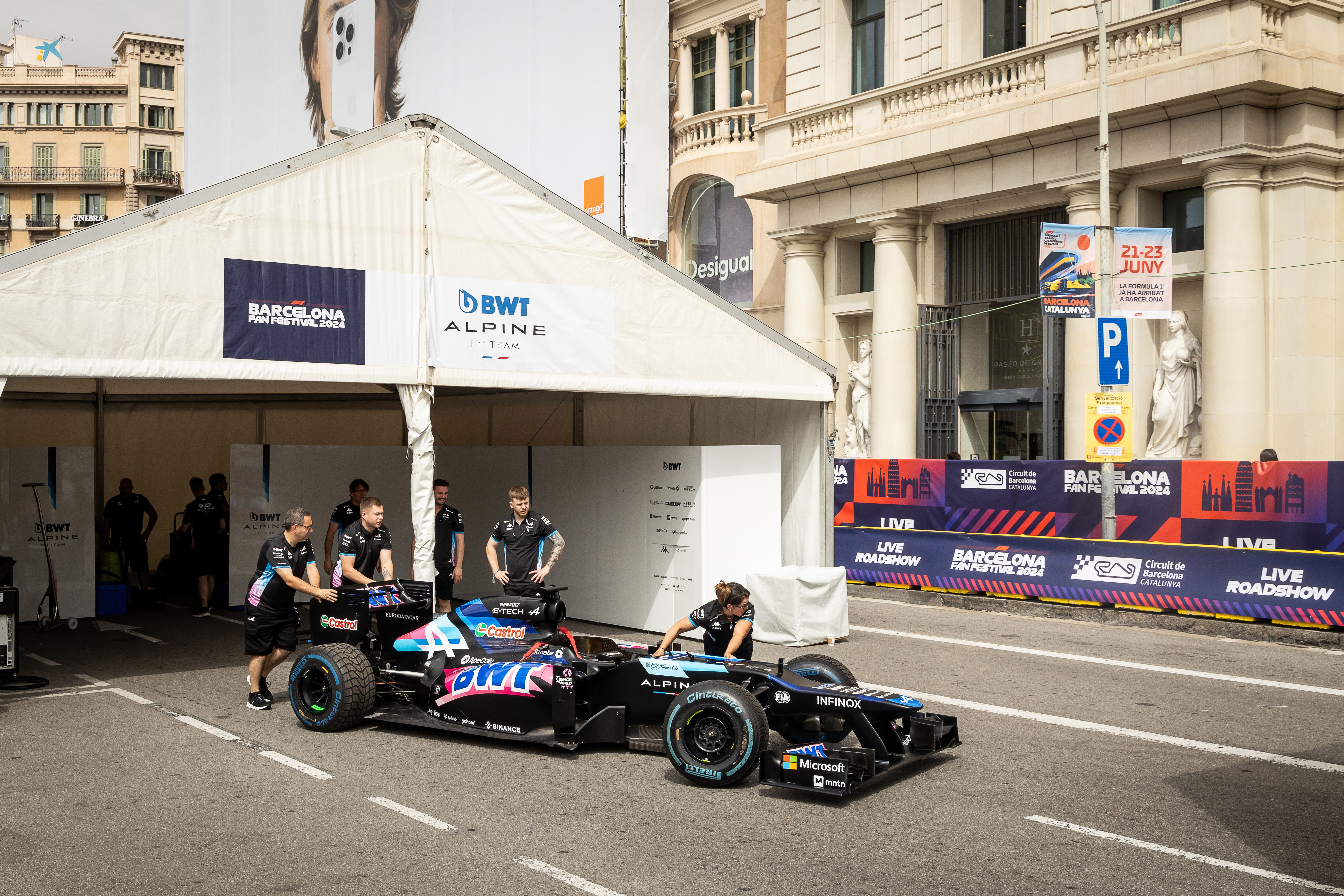 Mecànics de l'escuderia Alpine al Barcelona Fan Festival de Fórmula 1