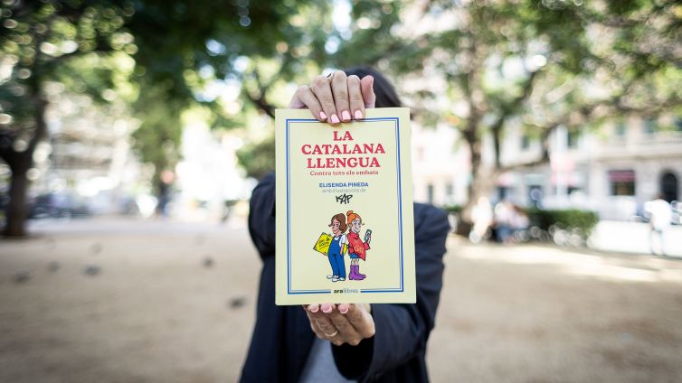 Elisenda Pineda, amb el seu llibre, La catalana llengua