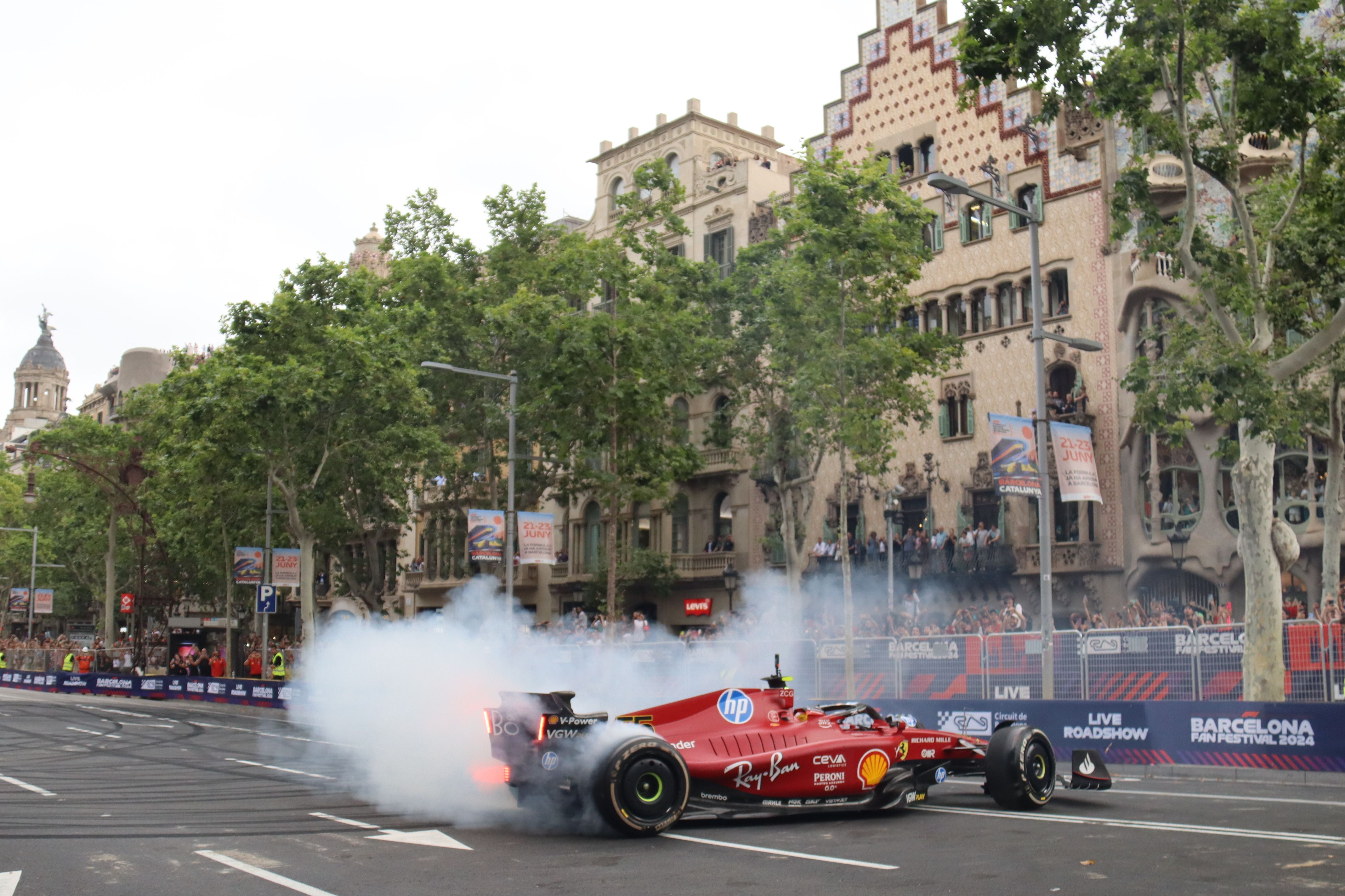 Els cotxes de Fórmula 1 durant l'exhibició al Passeig de Gràcia