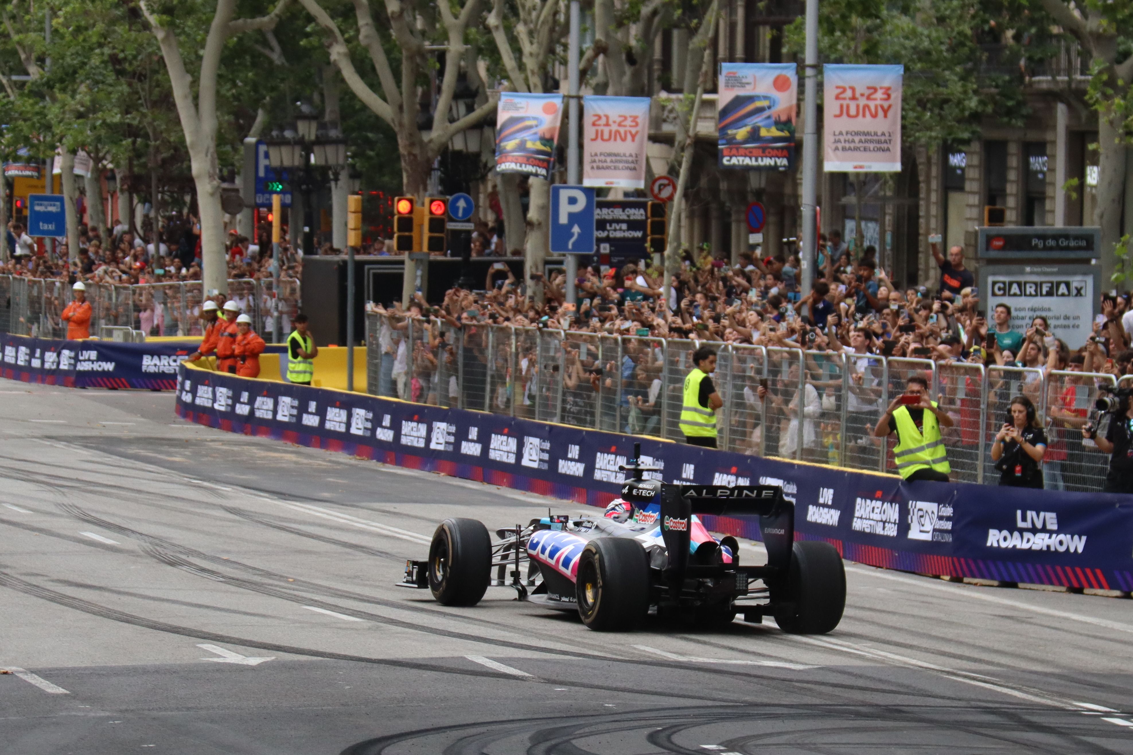 Els cotxes de Fórmula 1 durant l'exhibició al Passeig de Gràcia