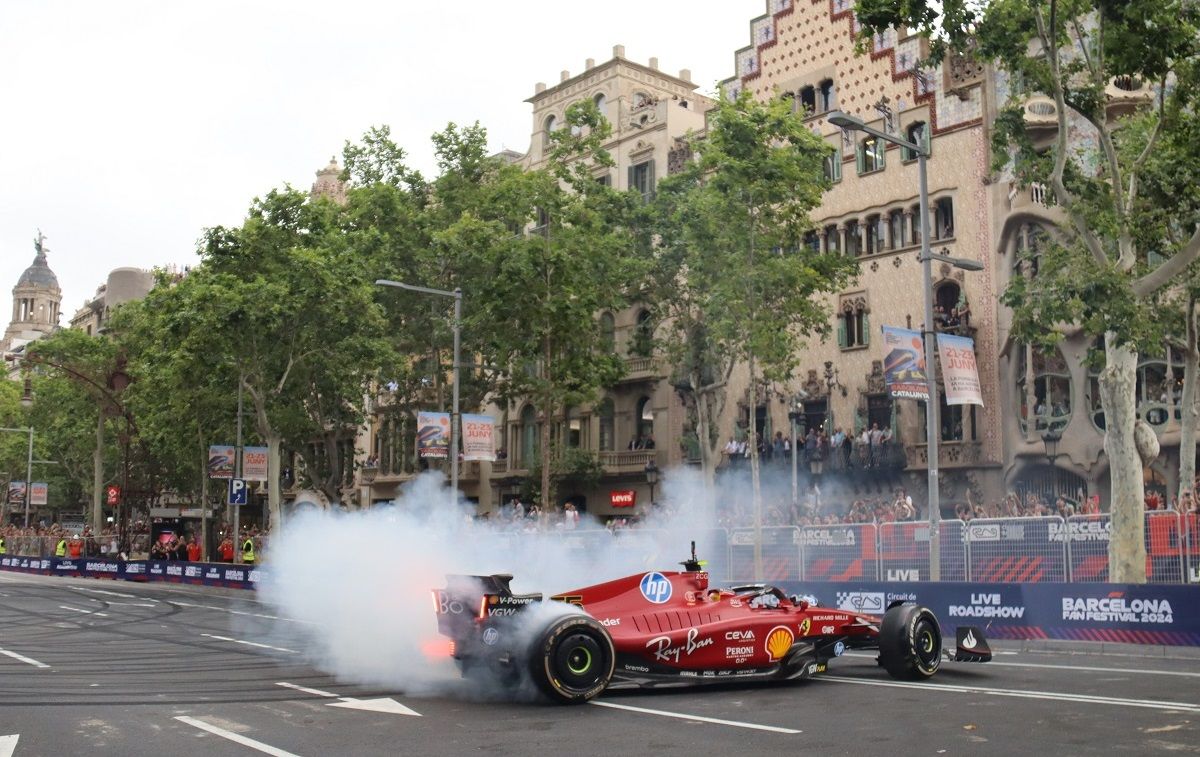 Un monoplaça de Ferrari, al Passeig de Gràcia