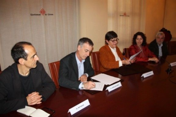 L'artífex del Fòrum Gastronòmic, Jaume Von Arend, i l'alcaldessa de Girona, Anna Pagans, durant la signatura del conveni per assegurar la nova edició del 2013