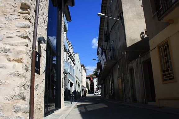 Tancaran el Fortí de l'Estrella (esquerra) del carrer Pirineus.