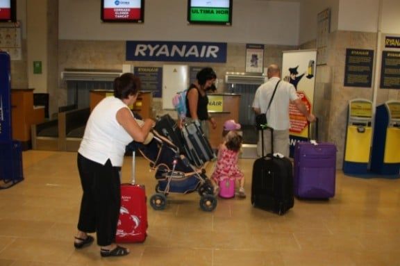 La companyia de baix cost ha permès als passatgers que ells mateixos es portessin les maletes que s'han de facturar als mostradors fins a peu de pista