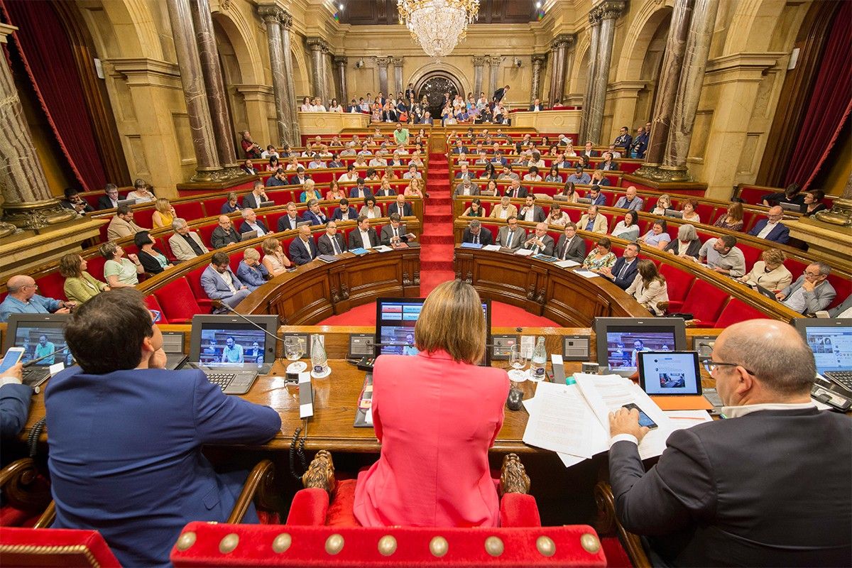 Carme Forcadell i la mesa del Parlament, durant un ple del mes de juliol