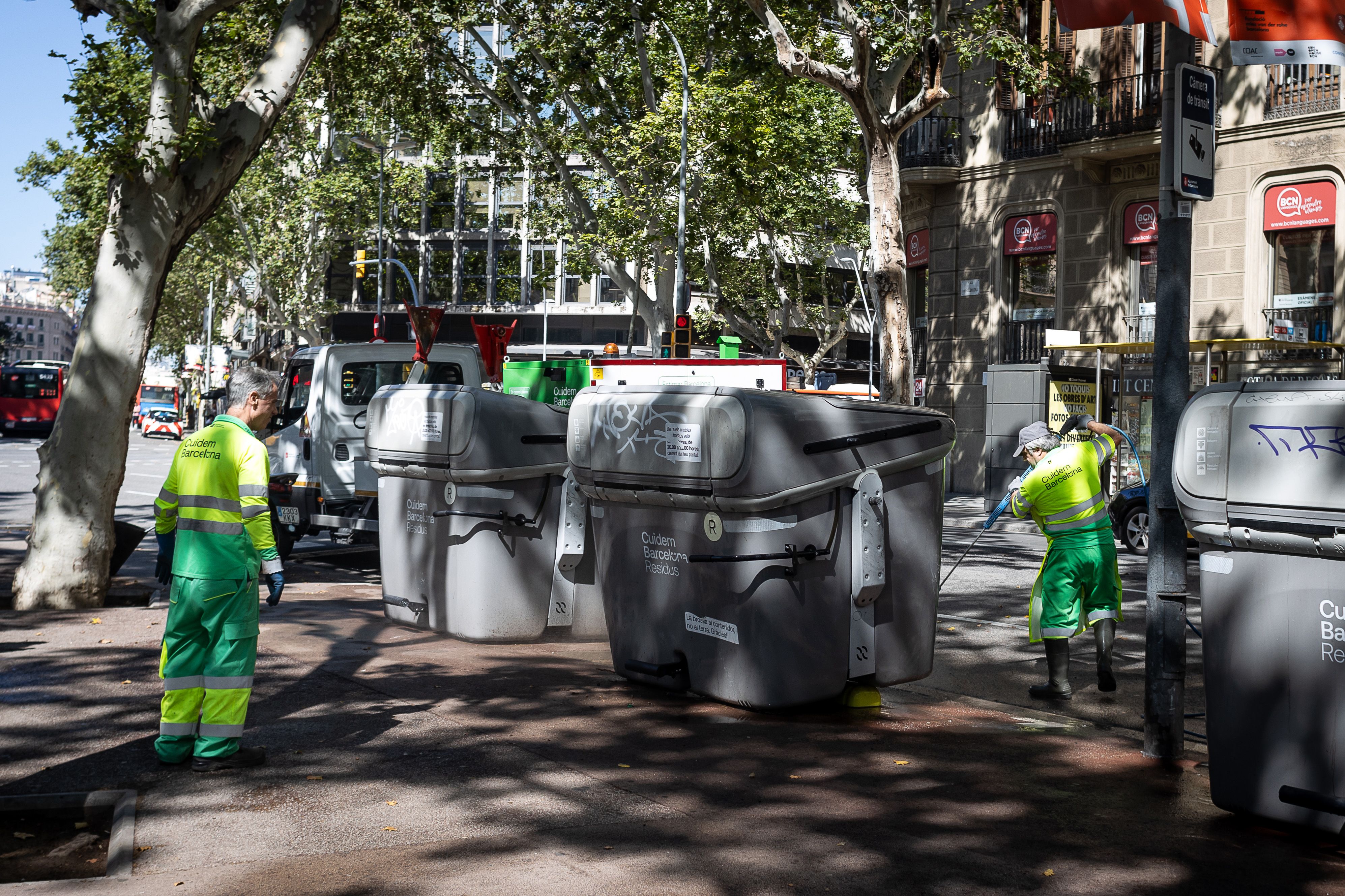 Dos operaris de la neteja en el centre de Barcelona