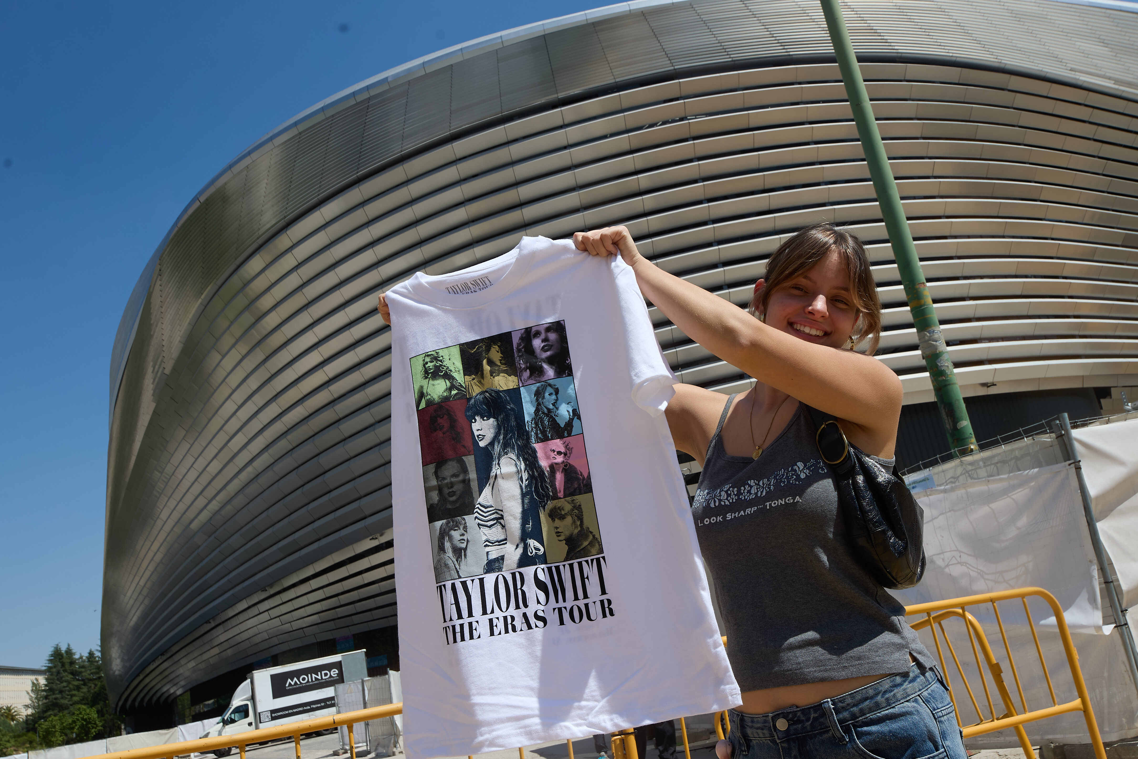 Una fan de Taylor Swift a les portes del Santiago Bernabéu