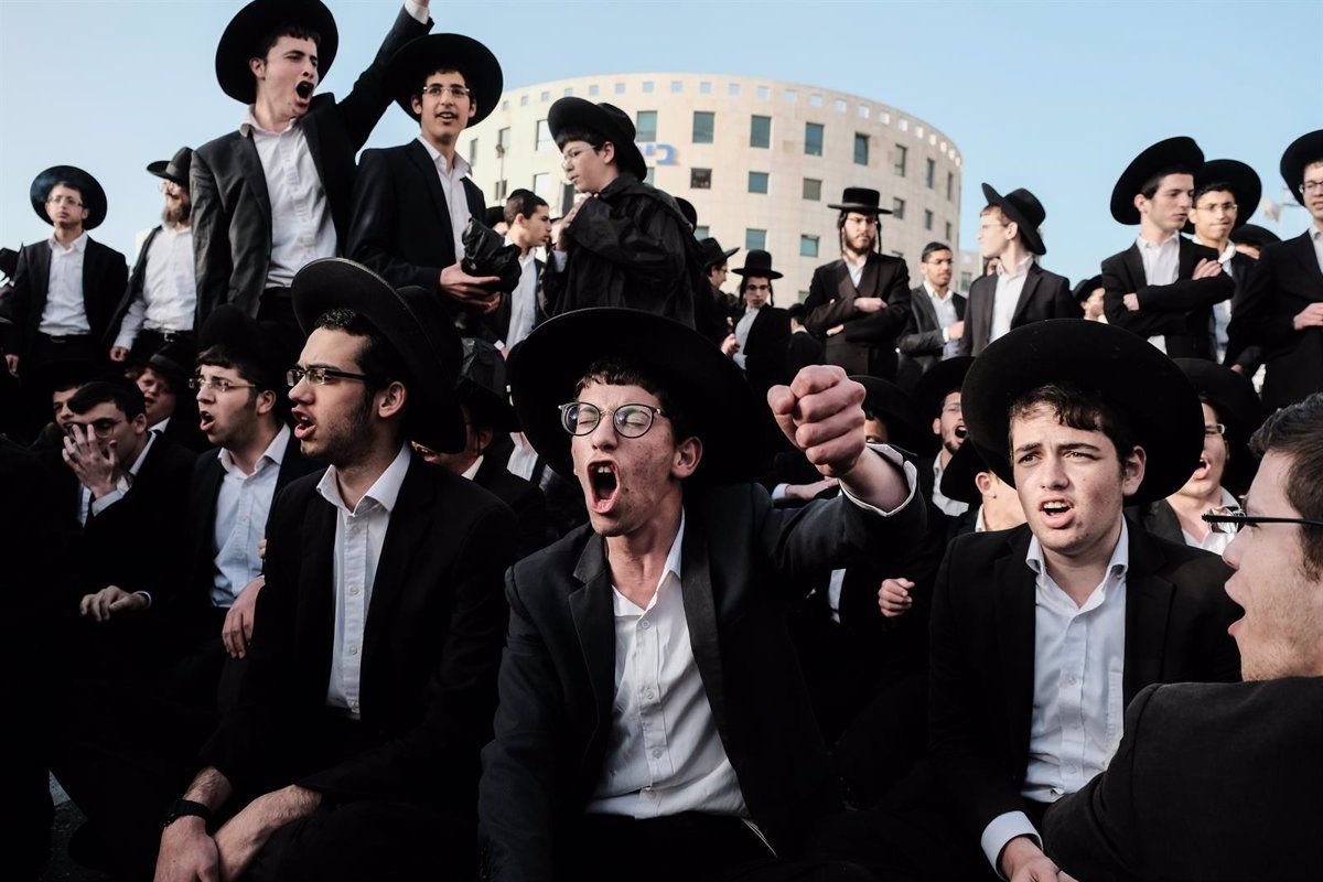 Joves jueus ultraortodoxos protestesn a Jerusalem pel reclutament obligatori a l'exèrcit