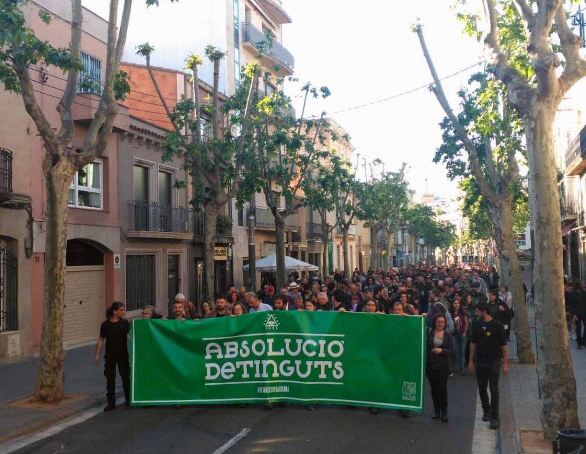 La manifestació pel 'Cas Bemba' camí a l'Ajuntament de Sabadell