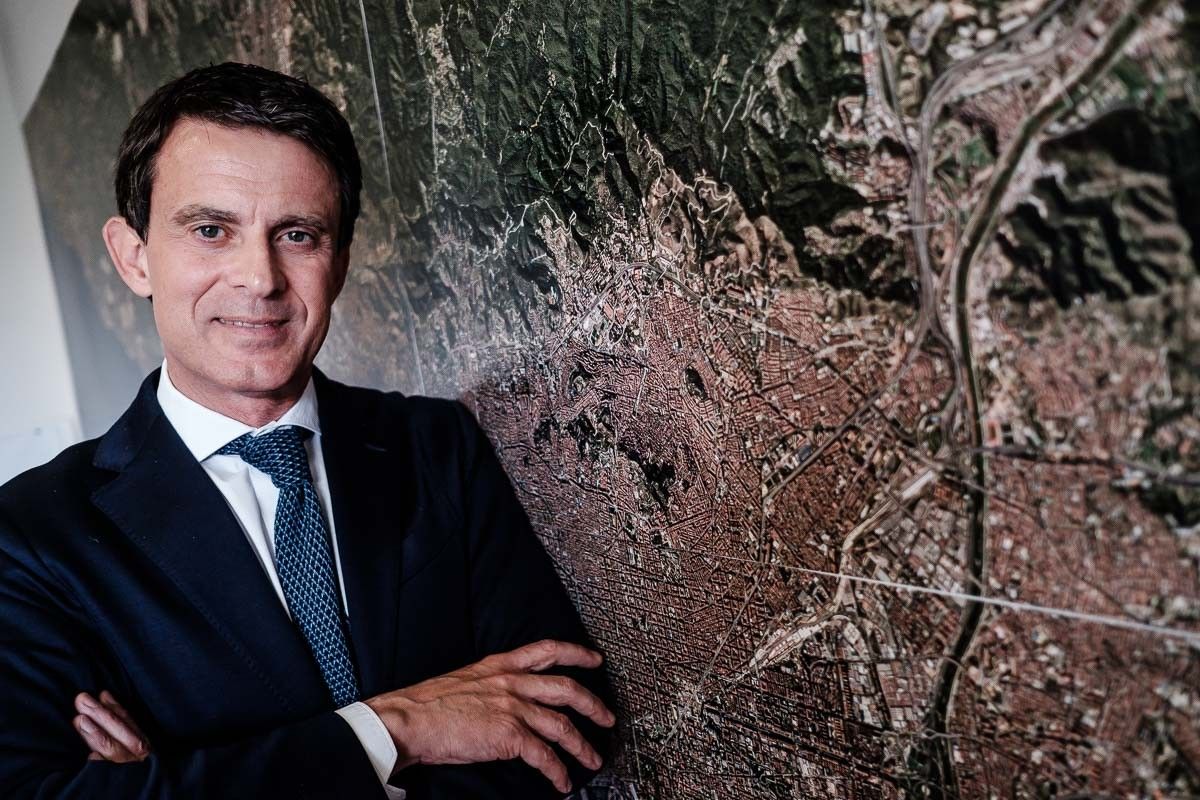 Manuel Valls, al costat d'un mapa de Barcelona.