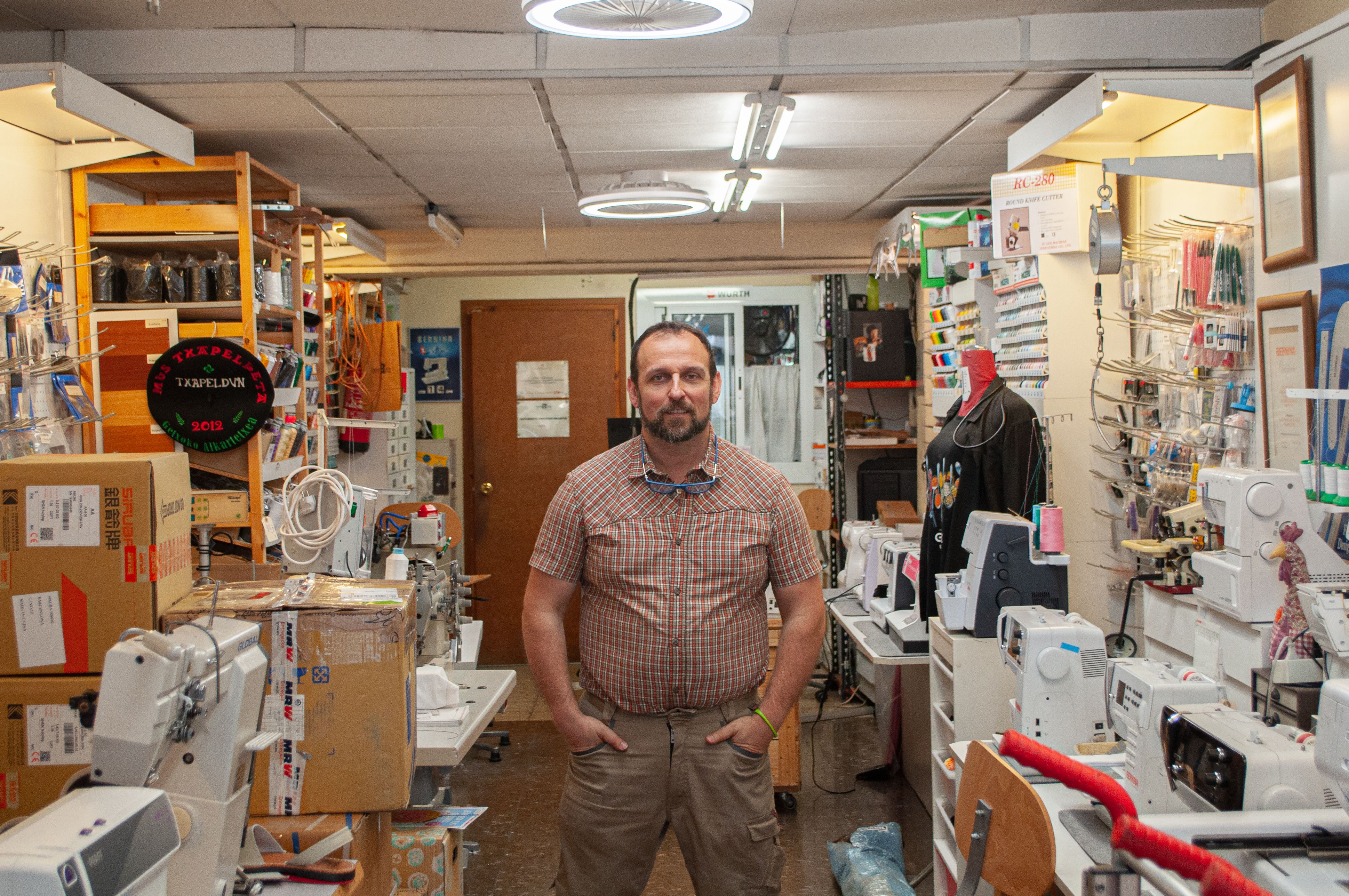 Jordi Aparicio a la seva botiga al carrer de la Creueta