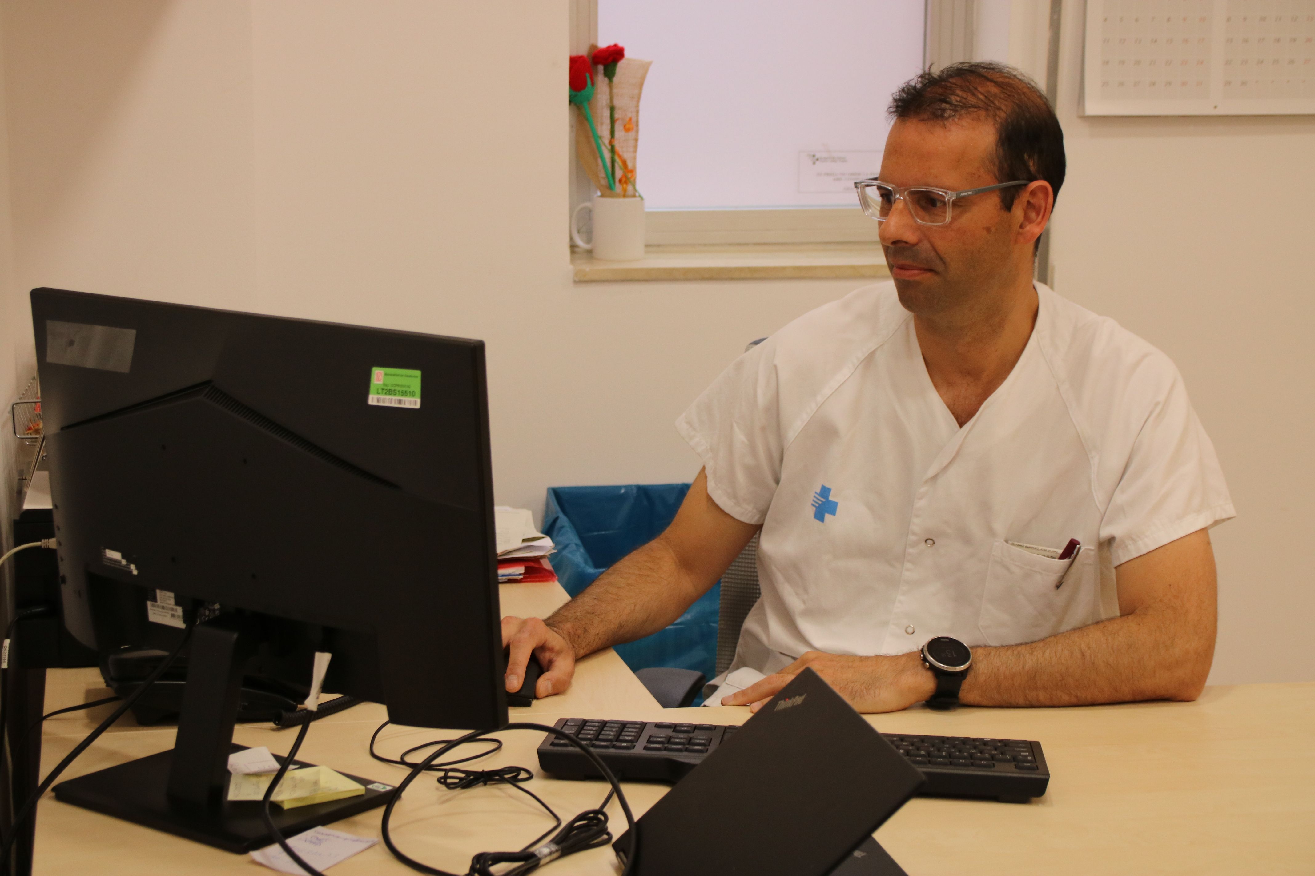 El coordinador de gastroenterologia a l'hospital Trueta de Girona, David Busquets, treballant al seu despatx
