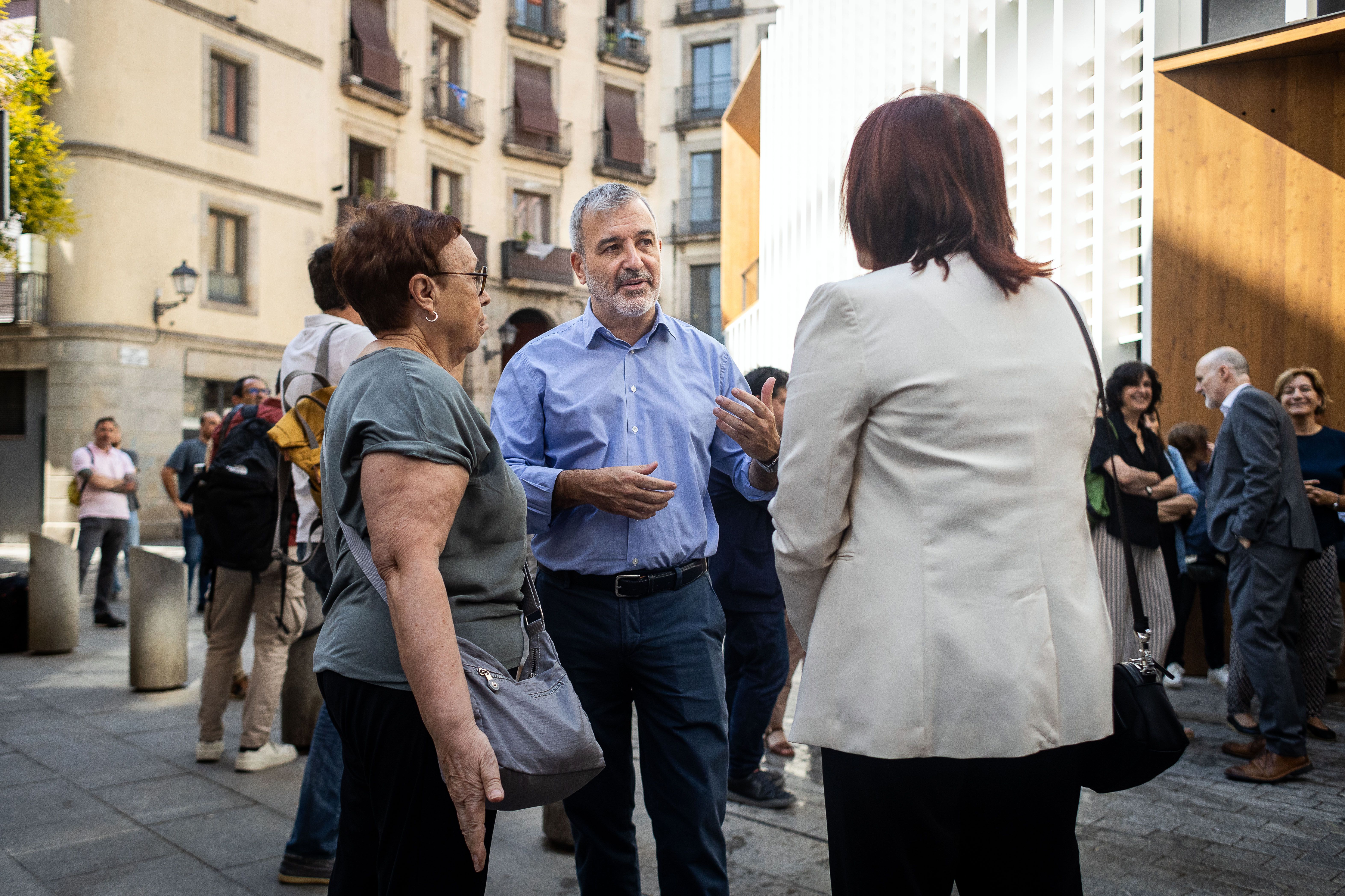 L'alcalde Jaume Collboni, envoltat de veïns, en imatge d'arxiu