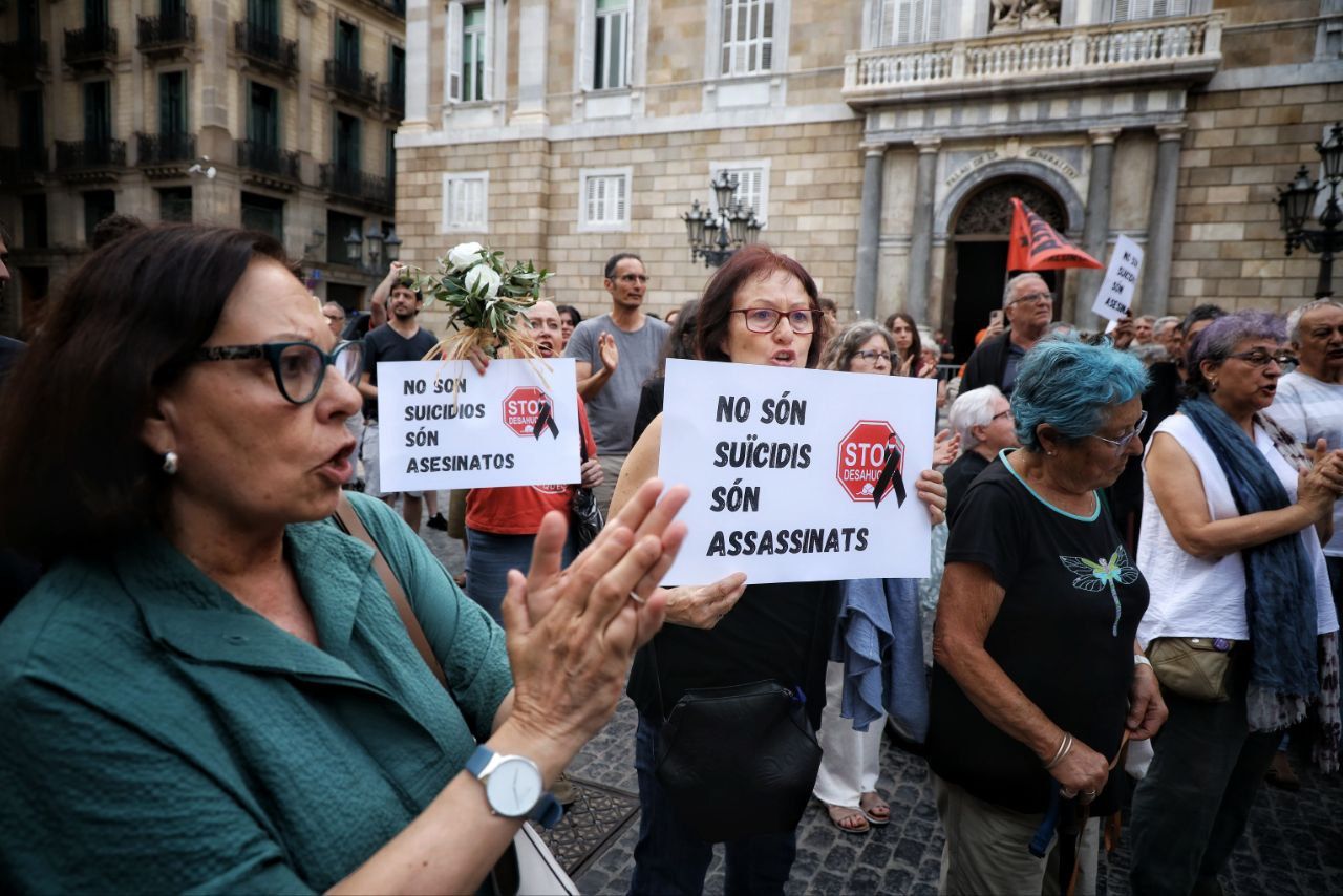 Manifestants indignades pel suïcidi de dues germanes a Barcelona