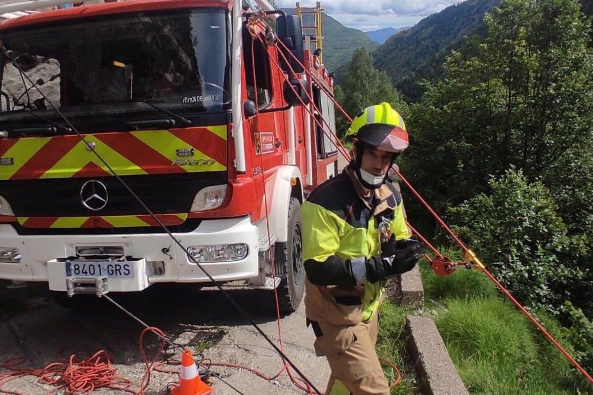 Un equip dels Bombers d'Osca rescata el microbús accidentat