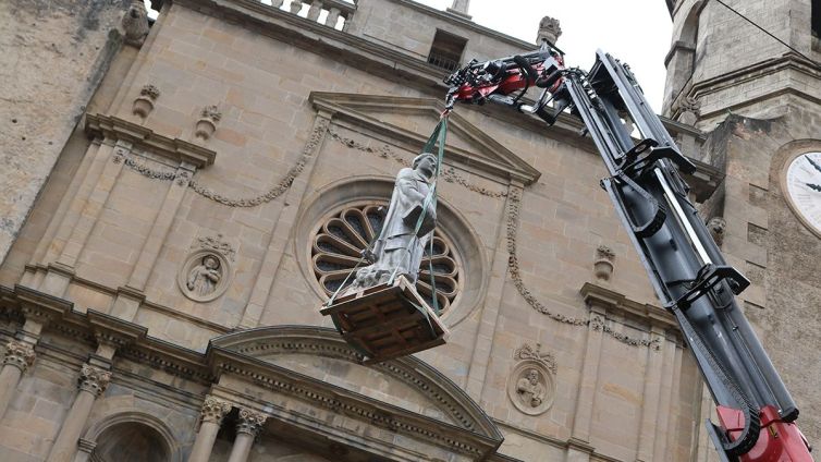 El moment en què es va col·locar la figura de Sant Esteve a la façana del temple