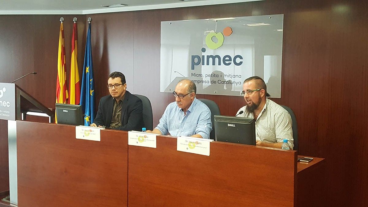 Jacint Soler, director institucional de Pimec, Joan Sala, vicepresident de la Federació d'Autoescoles de Catalunya, i Jaume Valls, de Les autoescoles diuen prou.