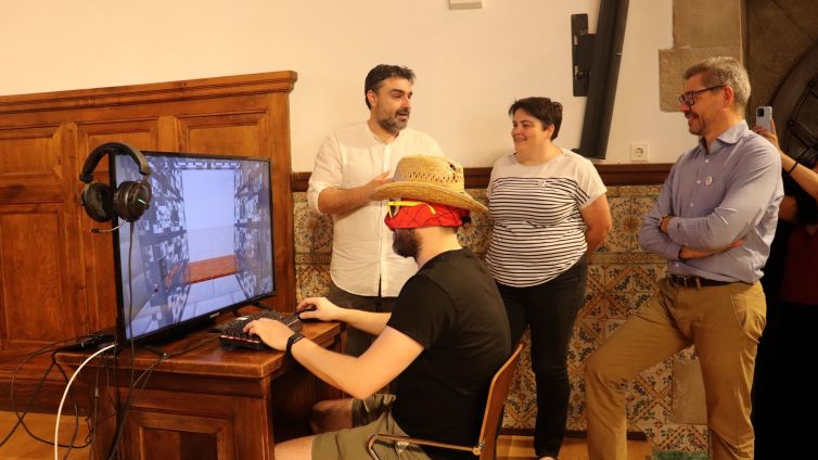 El Postureig de Lleida jugant a la recreació de l'edifici de l'IEI al videojoc Minecraft