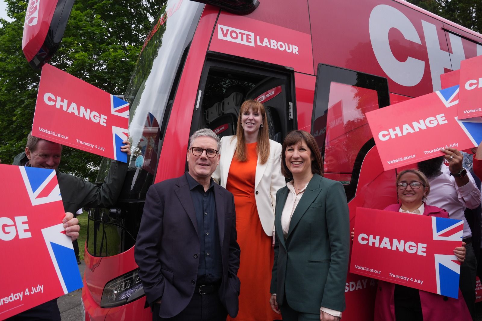 Keir Starmer al bus de campanya laborista, amb Angela Rayner i Rachel Reeves, dirigents del partit.