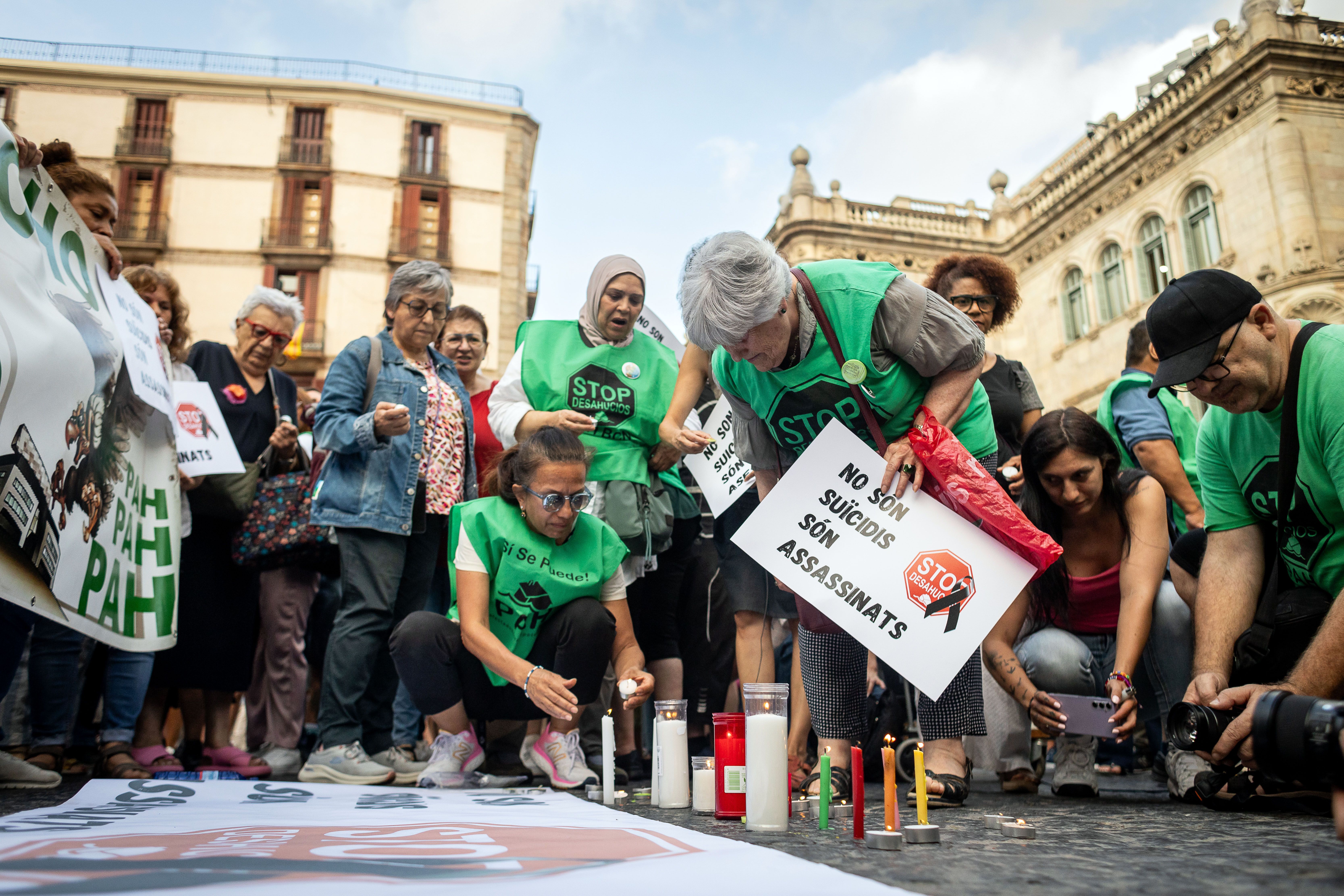 Els manifestants de la concentració pel suicidi de dues germanes quan eren desnonades