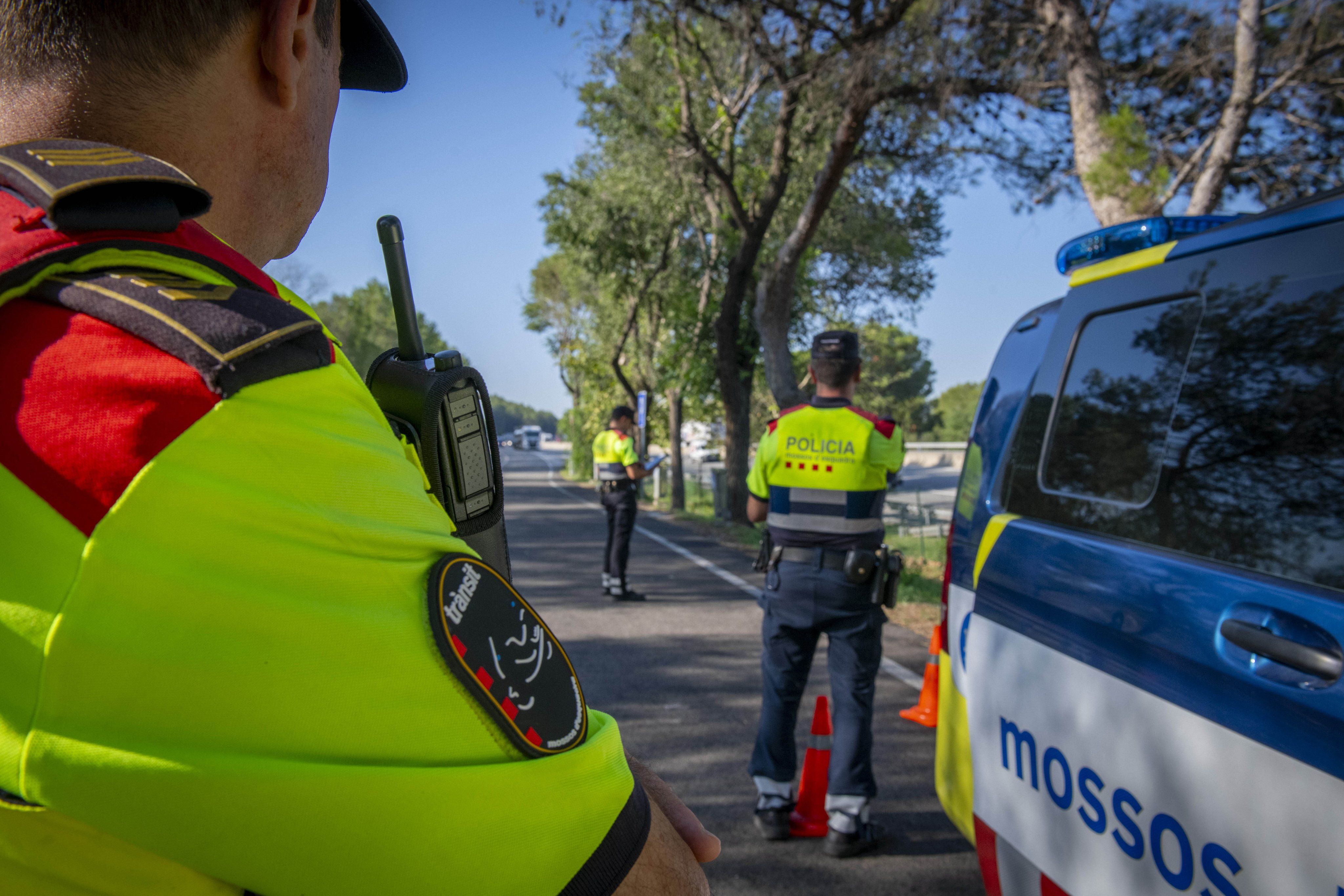 Agents de trànsit dels Mossos d'Esquadra en un control. 