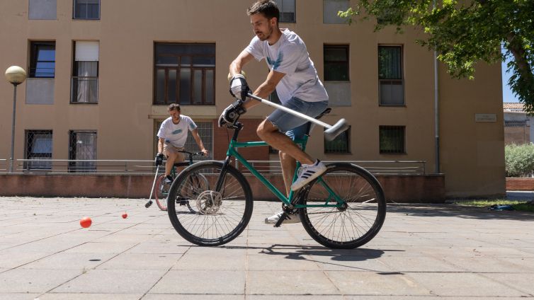 Els membres de Bike Polo Olot jugant a la plaça de Sant Francesc, on es va iniciar l'esport a la ciutat fa més d'una dècada