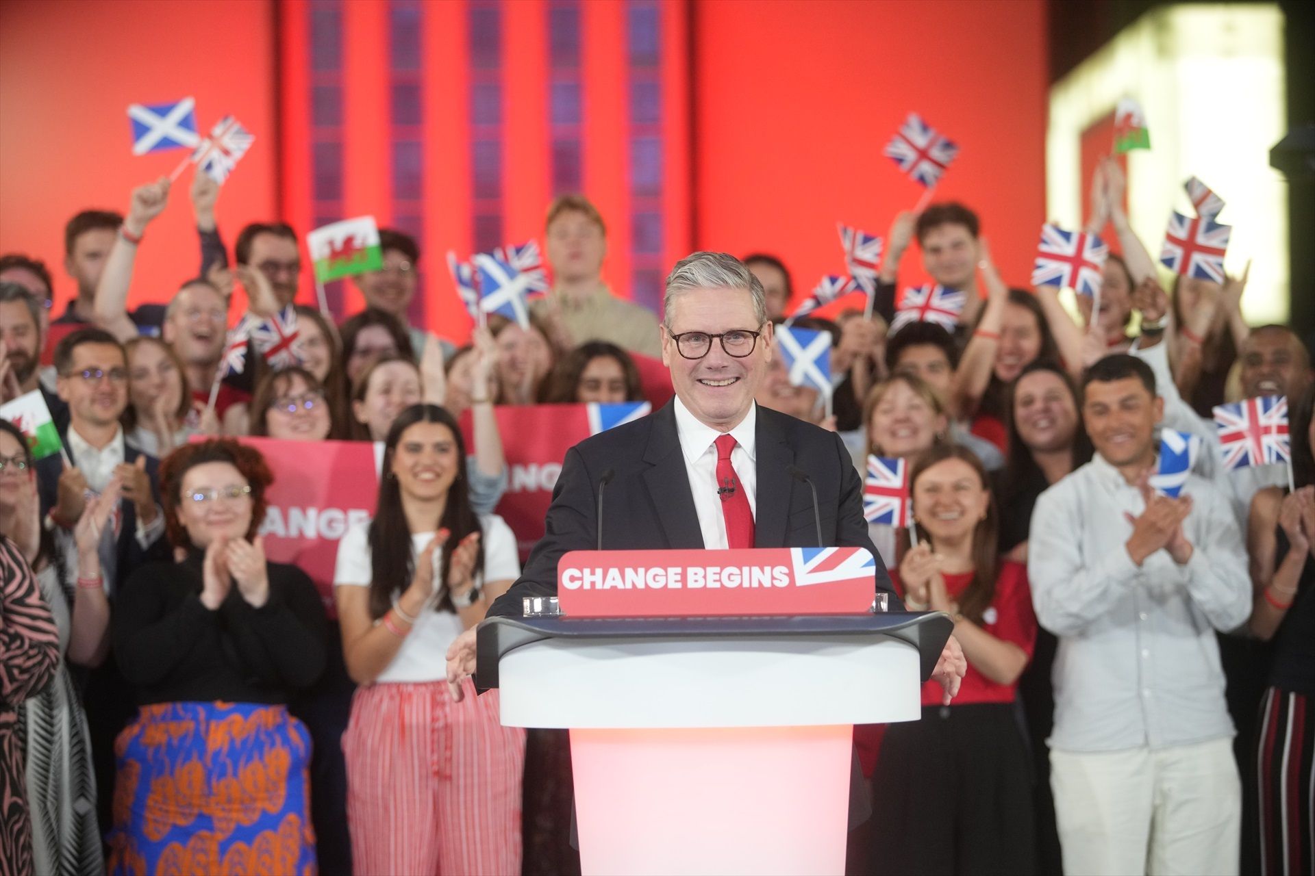 El líder laborista, Keir Starmer, amb els seus seguidors seguint el recompte de les eleccions