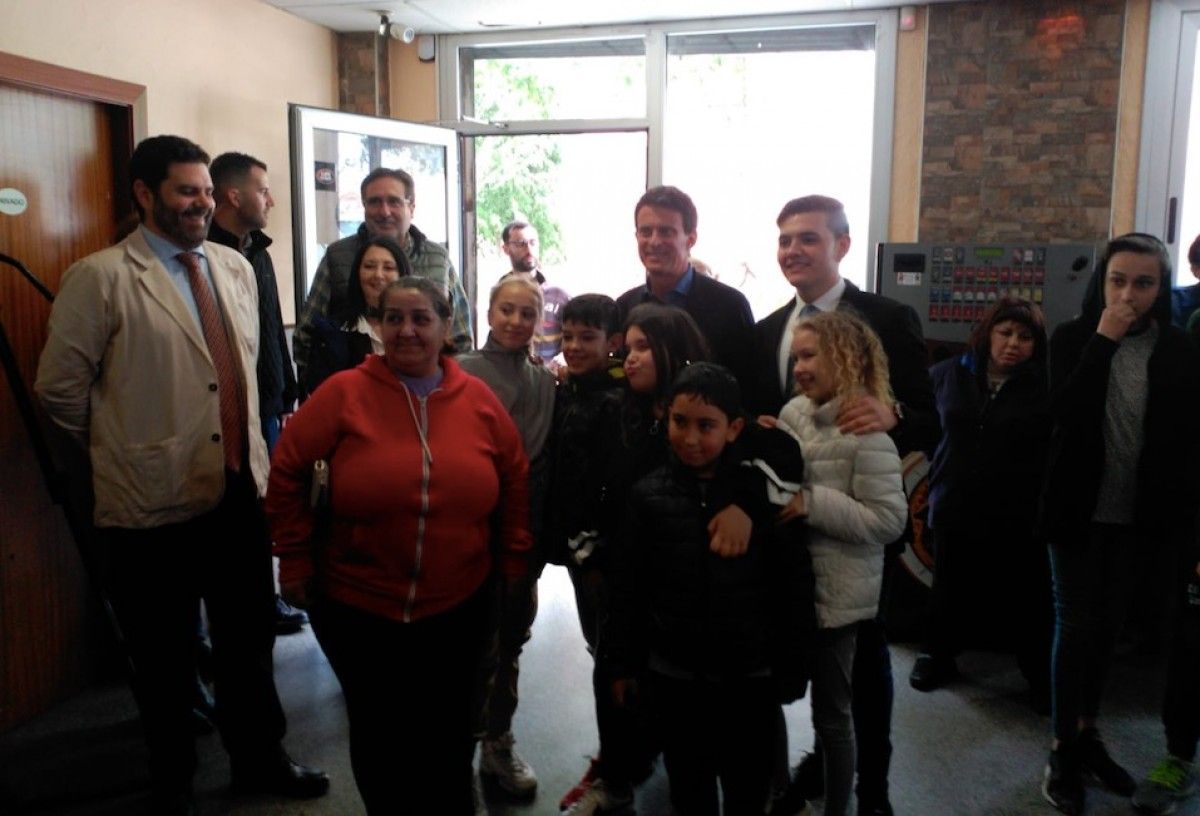 Valls amb membres de la comunitat gitana a la Verneda.